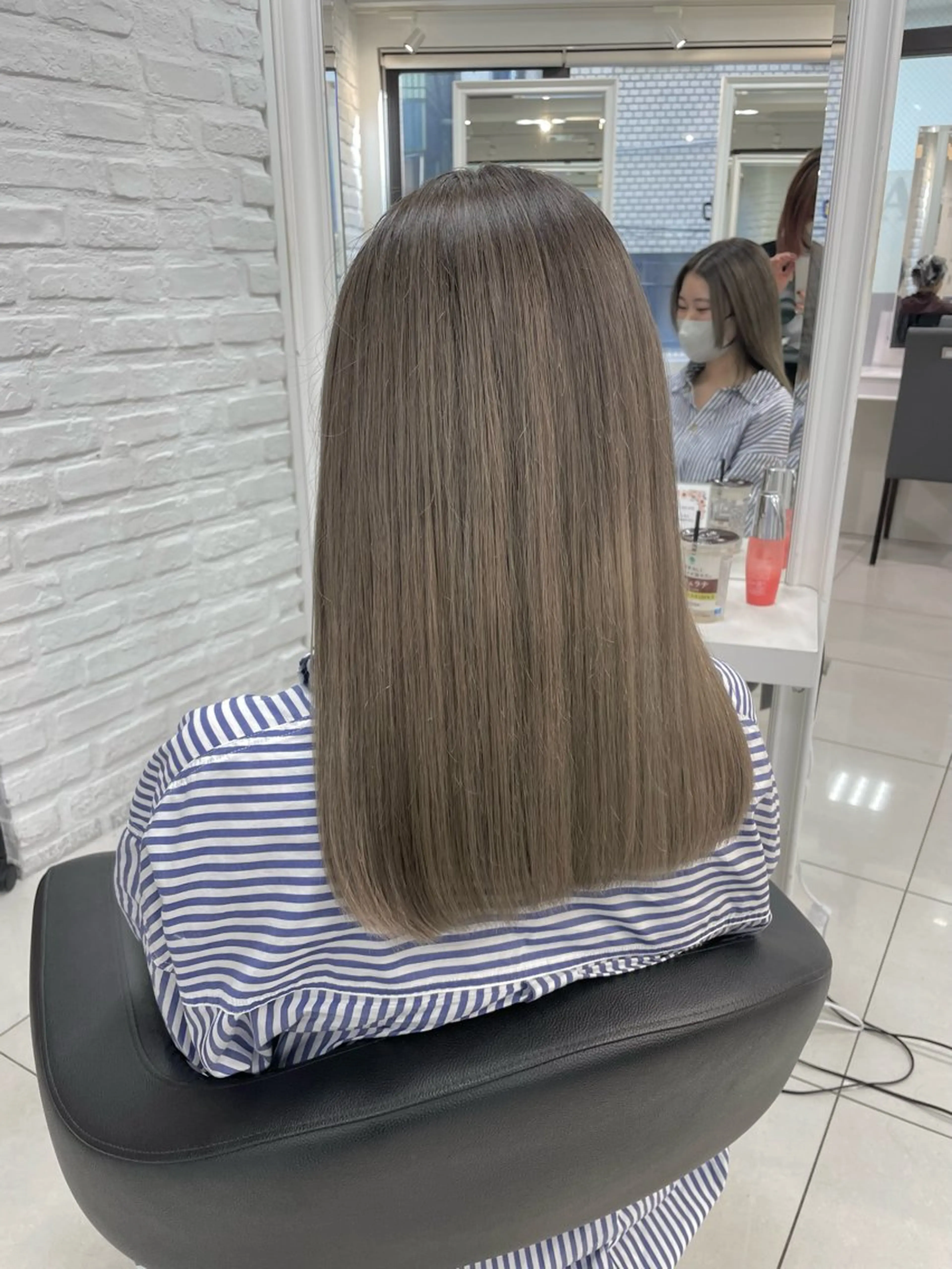 セミロング カラー ベージュカラー ブリーチ イルミナカラー ミルクティーベージュ ヘアカラー トリートメント 【デザインカラー】 粥川佳日望のヘアスタイル