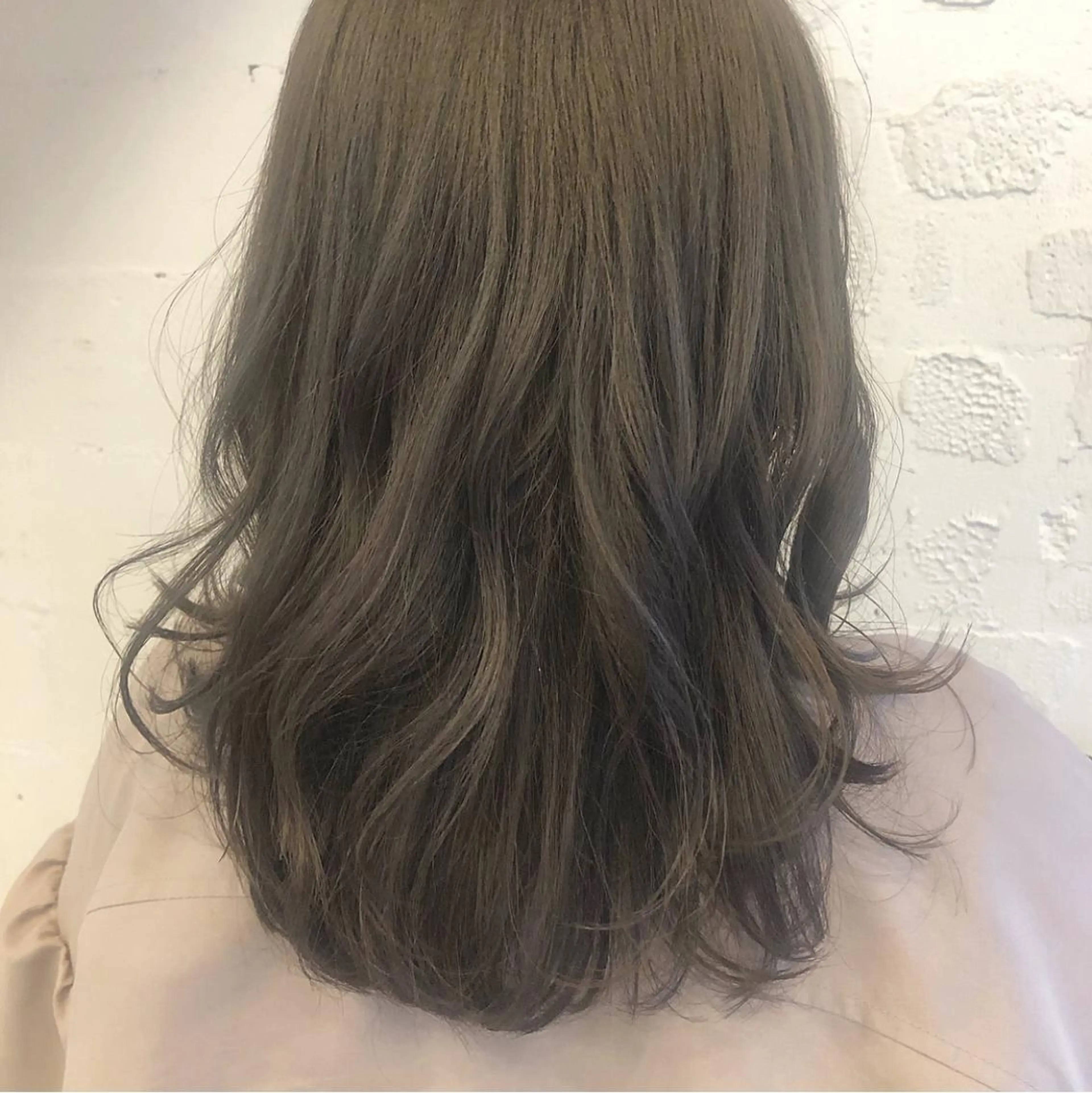 ミディアム カラー ヘアカラー トリートメント 坂田 友梨奈のヘアスタイル