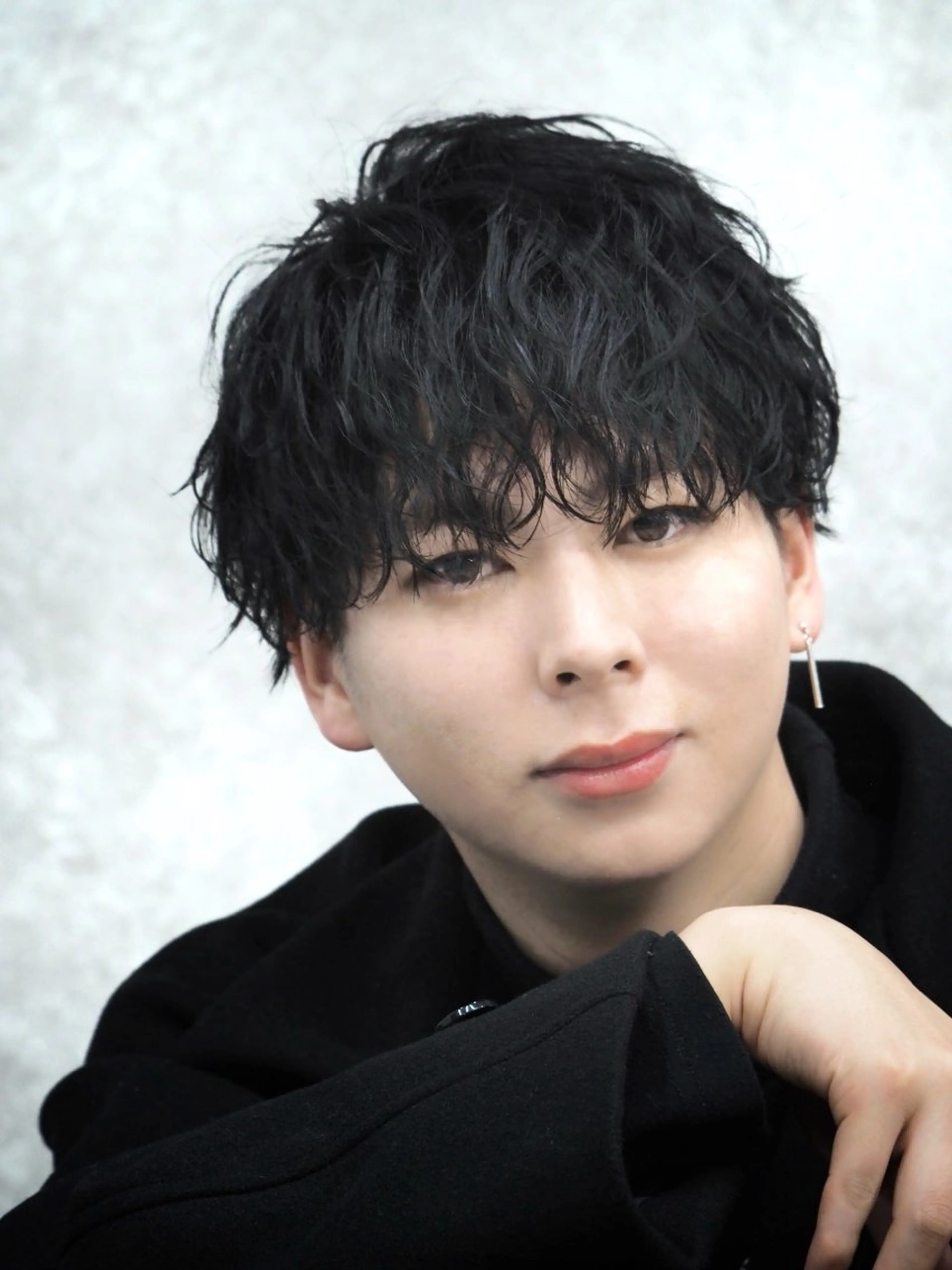 ショート カラー パーマ メンズ メンズパーマ 波巻きパーマ カット パーマ GLOW所属・マタカ ミナリのヘアスタイル