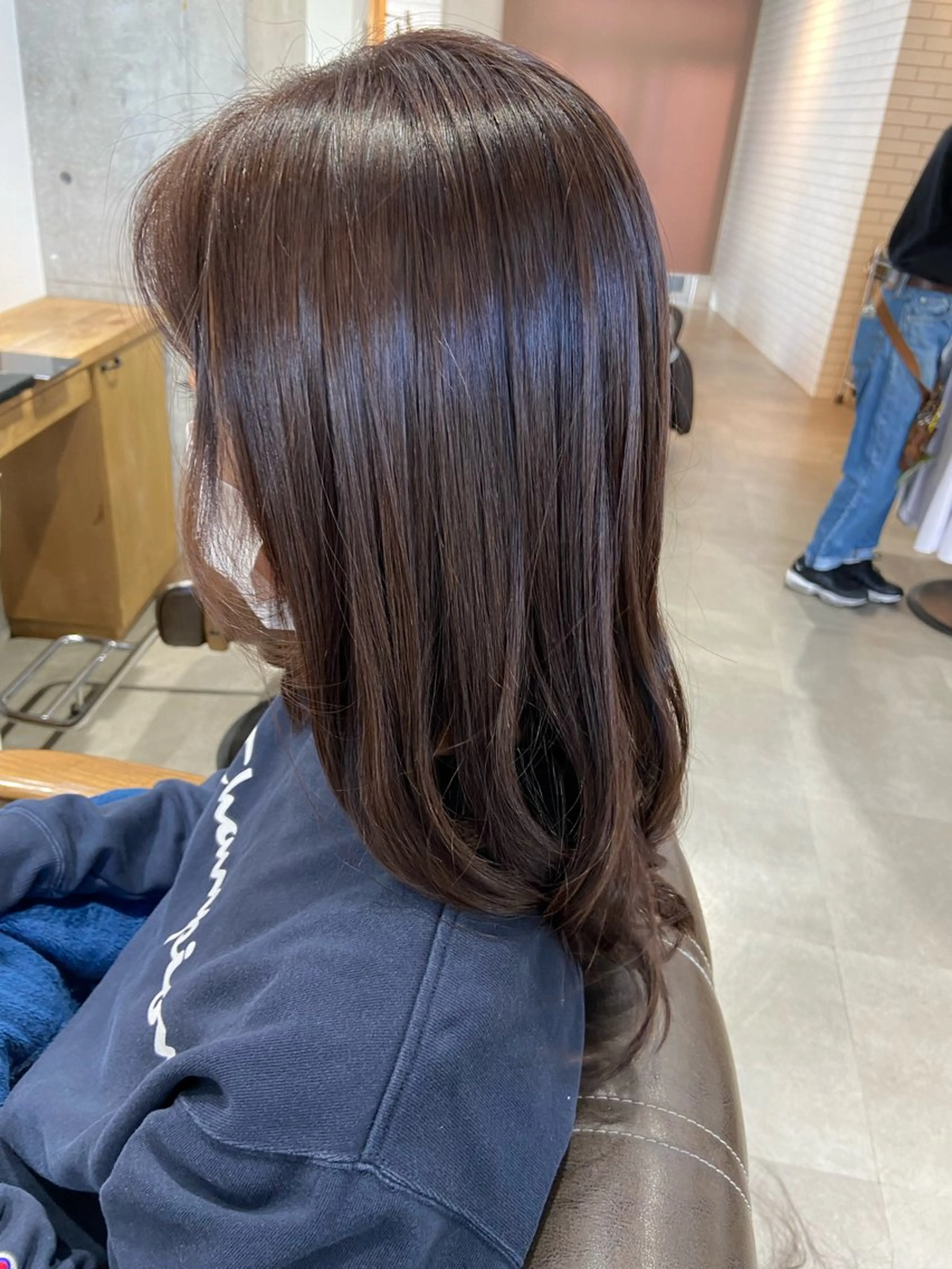 ロング カラー ロングレイヤー ベージュカラー ラベンダーカラー ラベンダーベージュ レイヤーカット 安岡 美咲のヘアスタイル