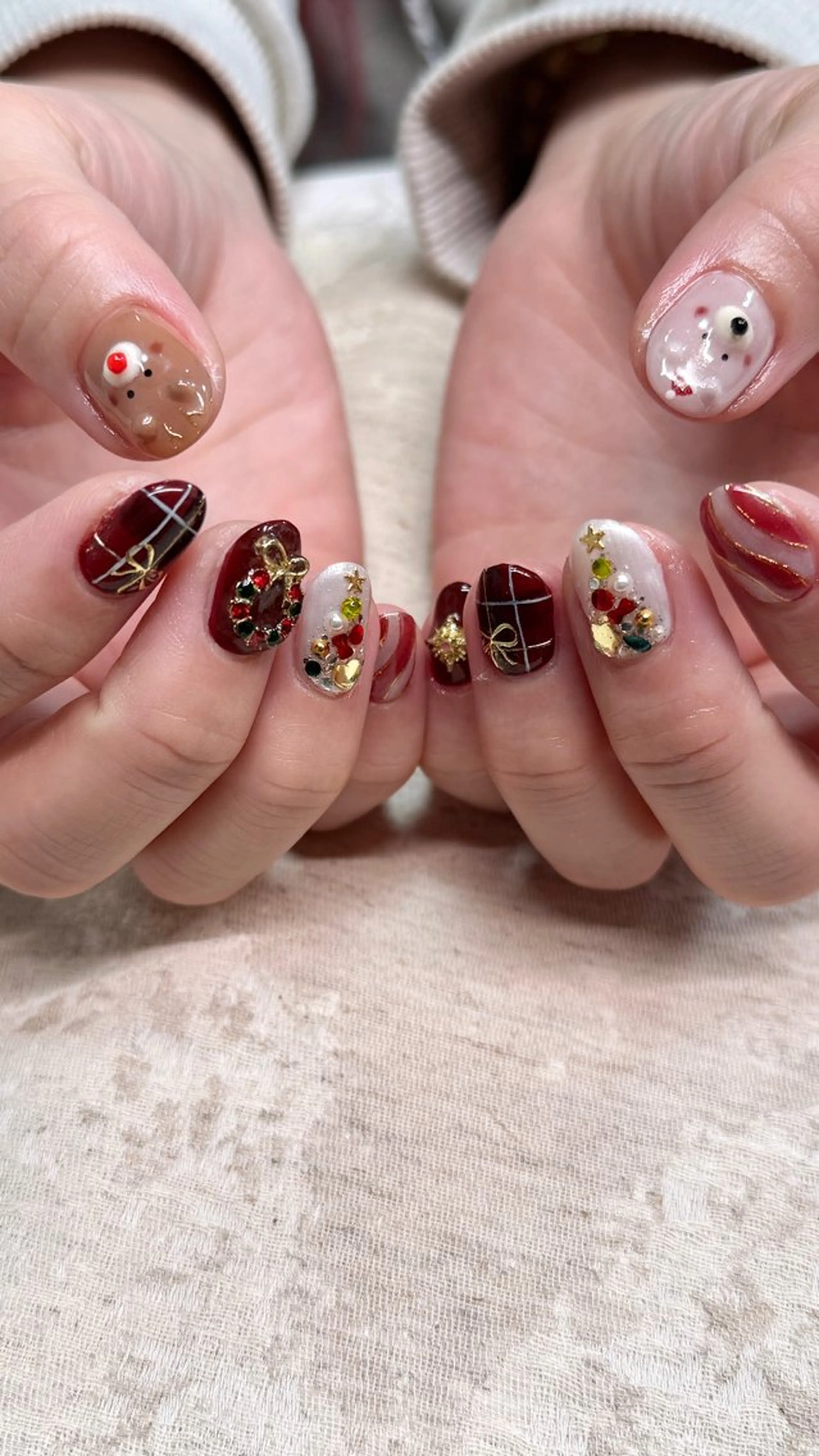 ネイル アートネイル ボルドー ホワイト 冬ネイル クリスマス ハンドネイル pointillé .ayaのネイルデザイン