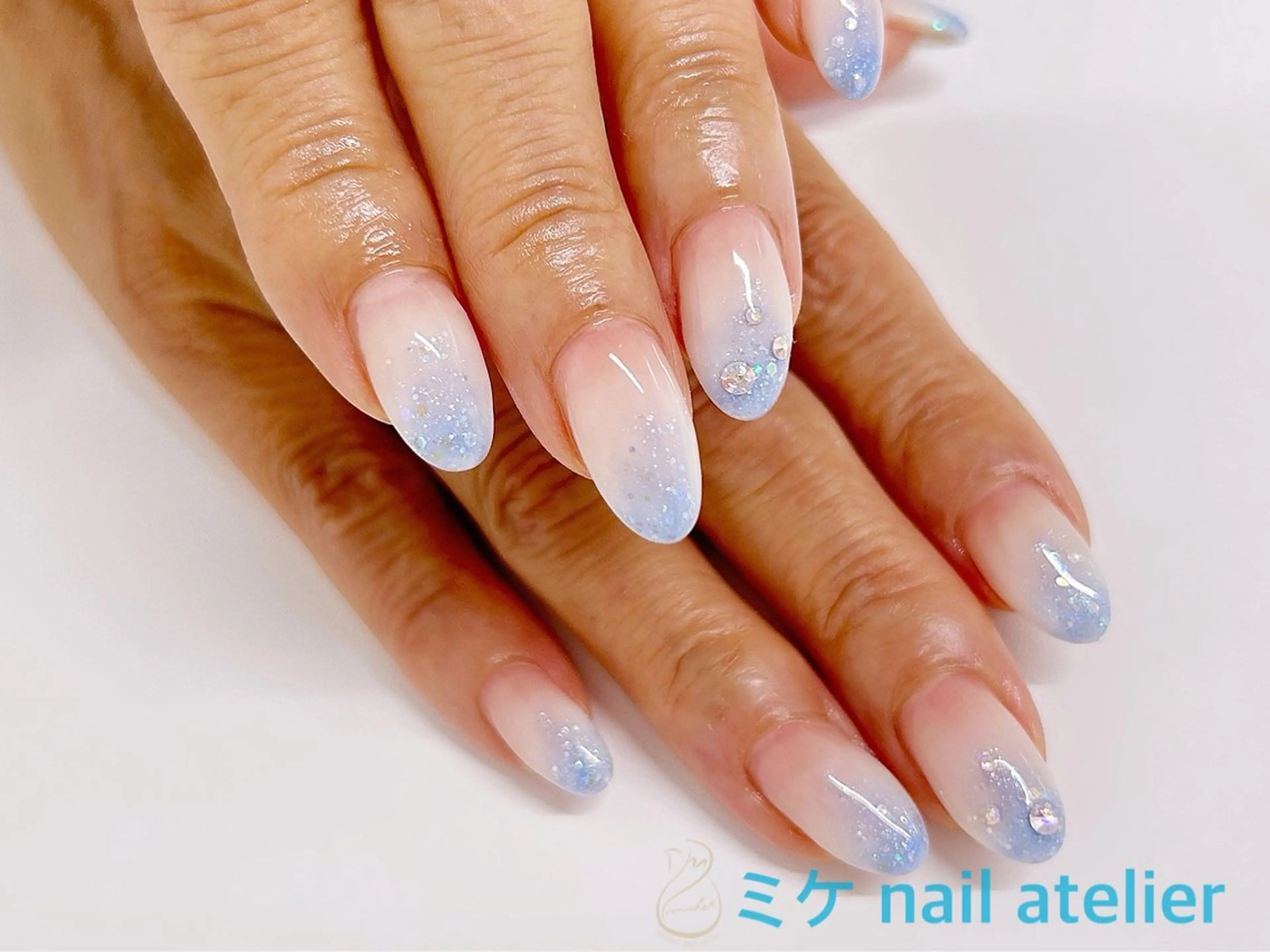 ネイル ブルー グラデーション ラメ(グリッター) オフィスネイル シンプルネイル ハンドネイル h. rikaのネイルデザイン