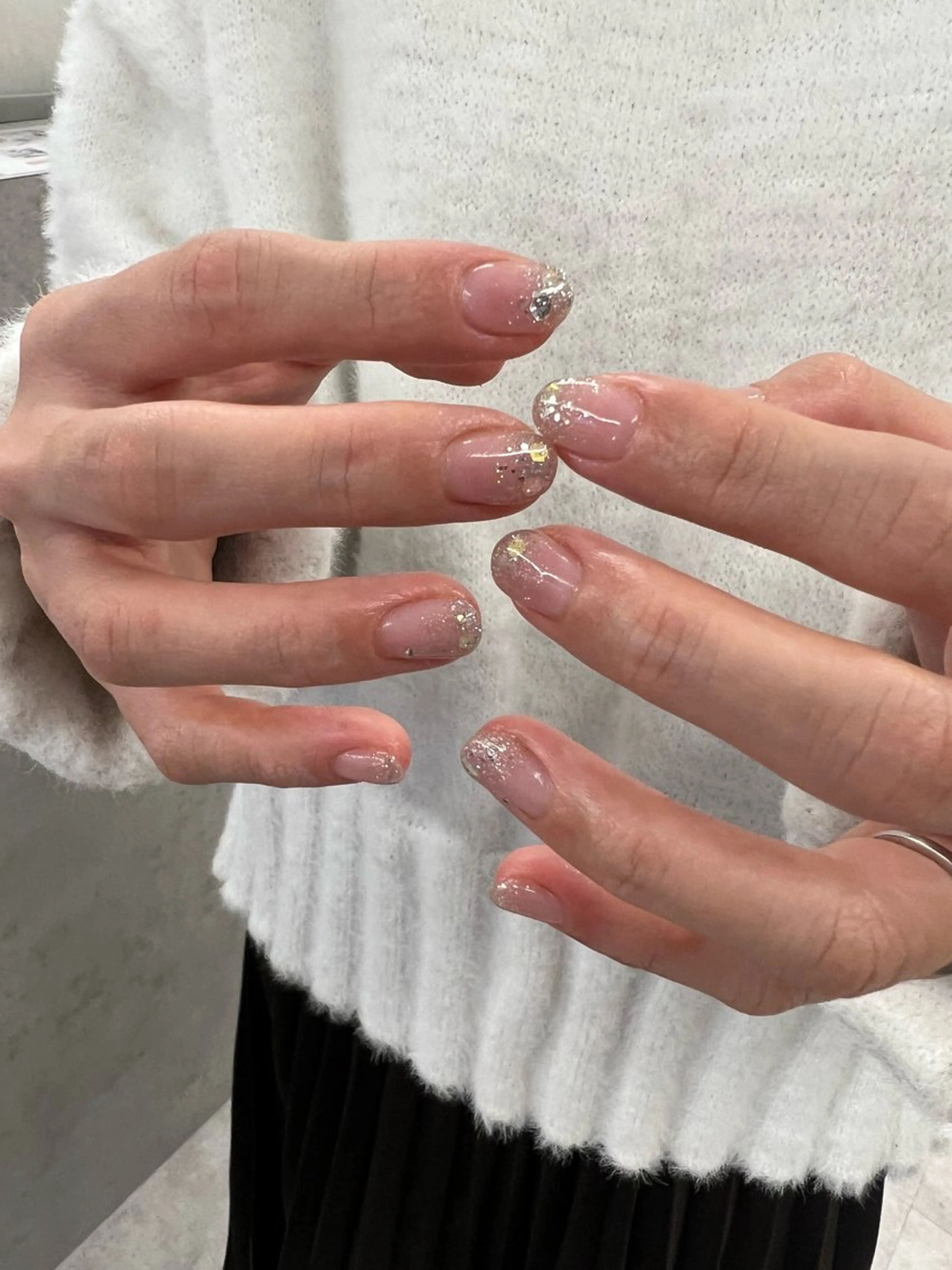 ネイル オーロラネイル グラデーション ラメ(グリッター) ラメグラデーション シルバー Bana_ Nailのネイルデザイン