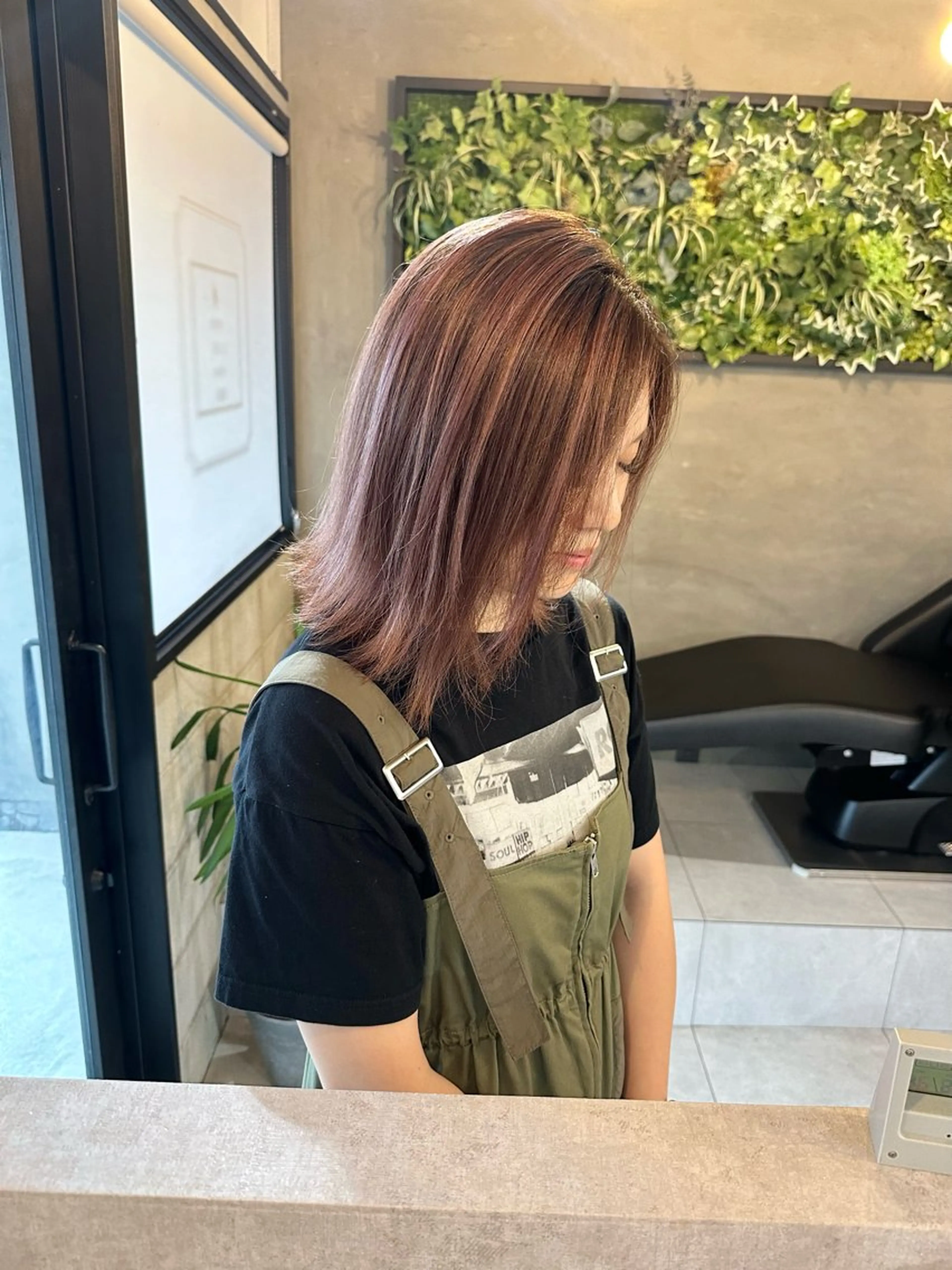 ミディアム カラー ハイライトカラー ピンクカラー ピンクパープル パープルカラー ハイライト 森本 笑のヘアスタイル