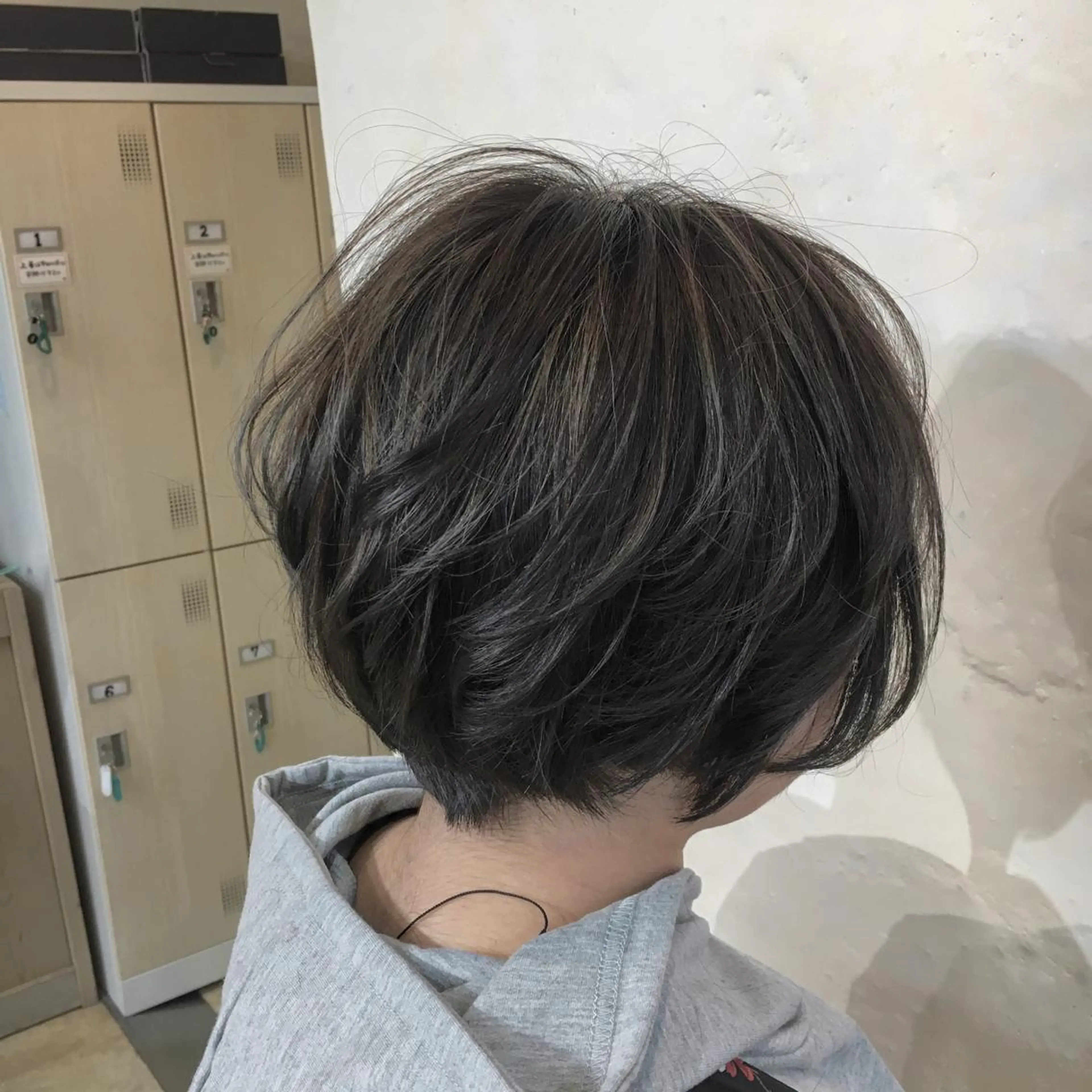 ショート カラー パーマ ヘアアレンジ メンズ キッズ ネイル マツエク・マツパ 前下がりボブ センターパート マッシュ アッシュ グラデーションカラー 角床直哉 カラーカットNO 1のヘアスタイル