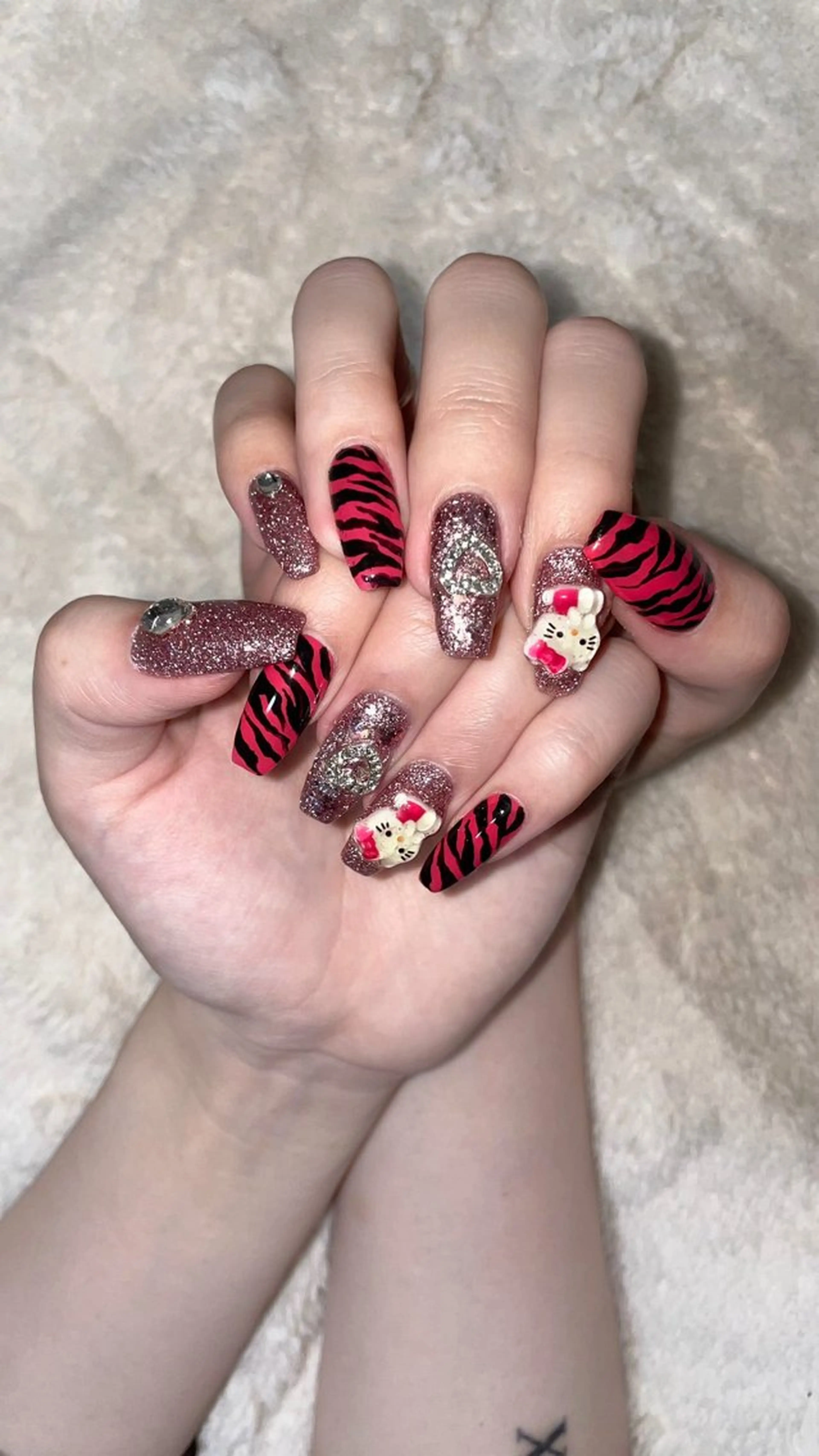 ネイル ハンドネイル NES NAIL所属・さゆり￤推しキャラ ￤ロングネイル🩷のネイルデザイン