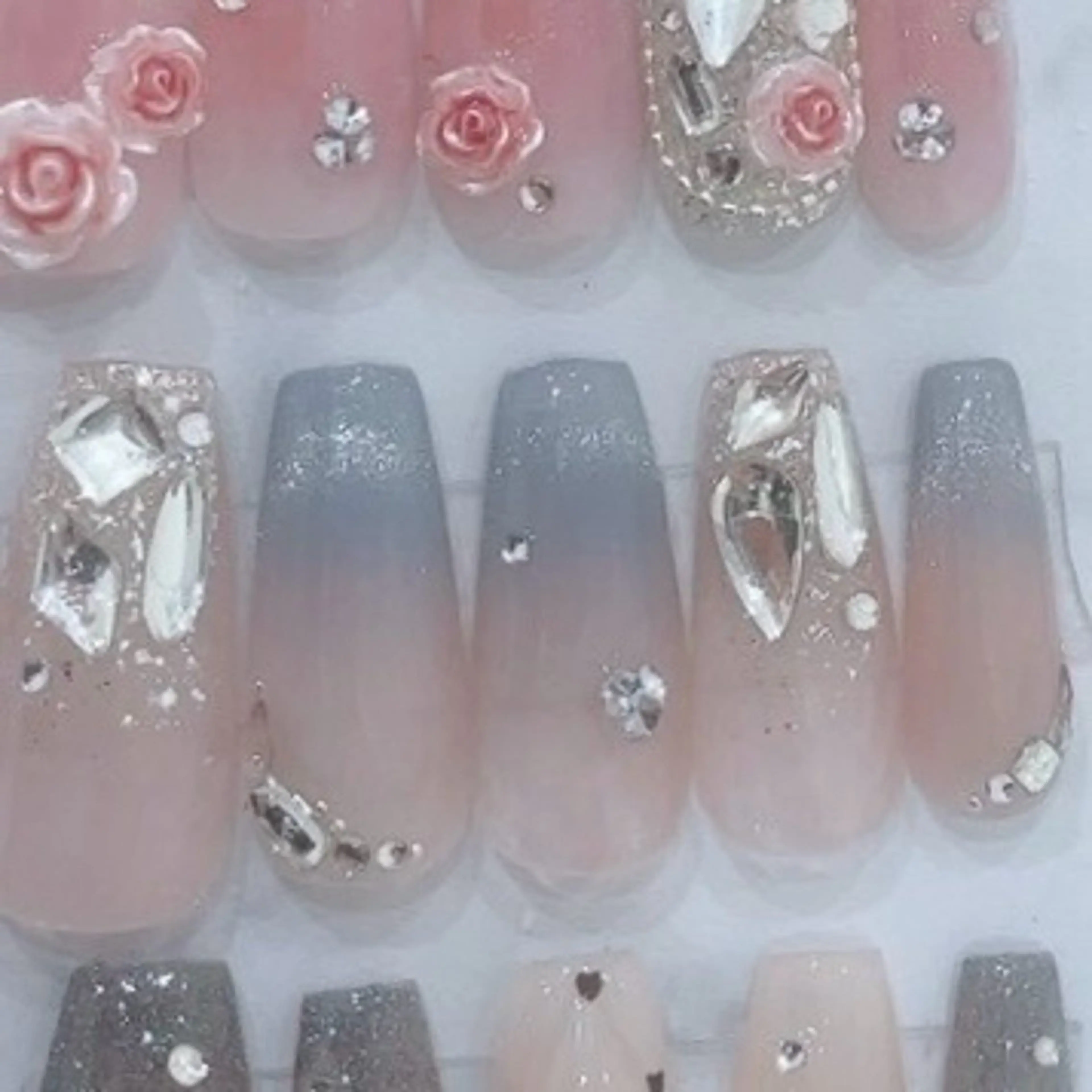 【1名様限定】プレミアム定額(ソフトジェルオフあり限定)マグネットグラデーション×ストーンデザイン🤍(カラー変更可能)の写真