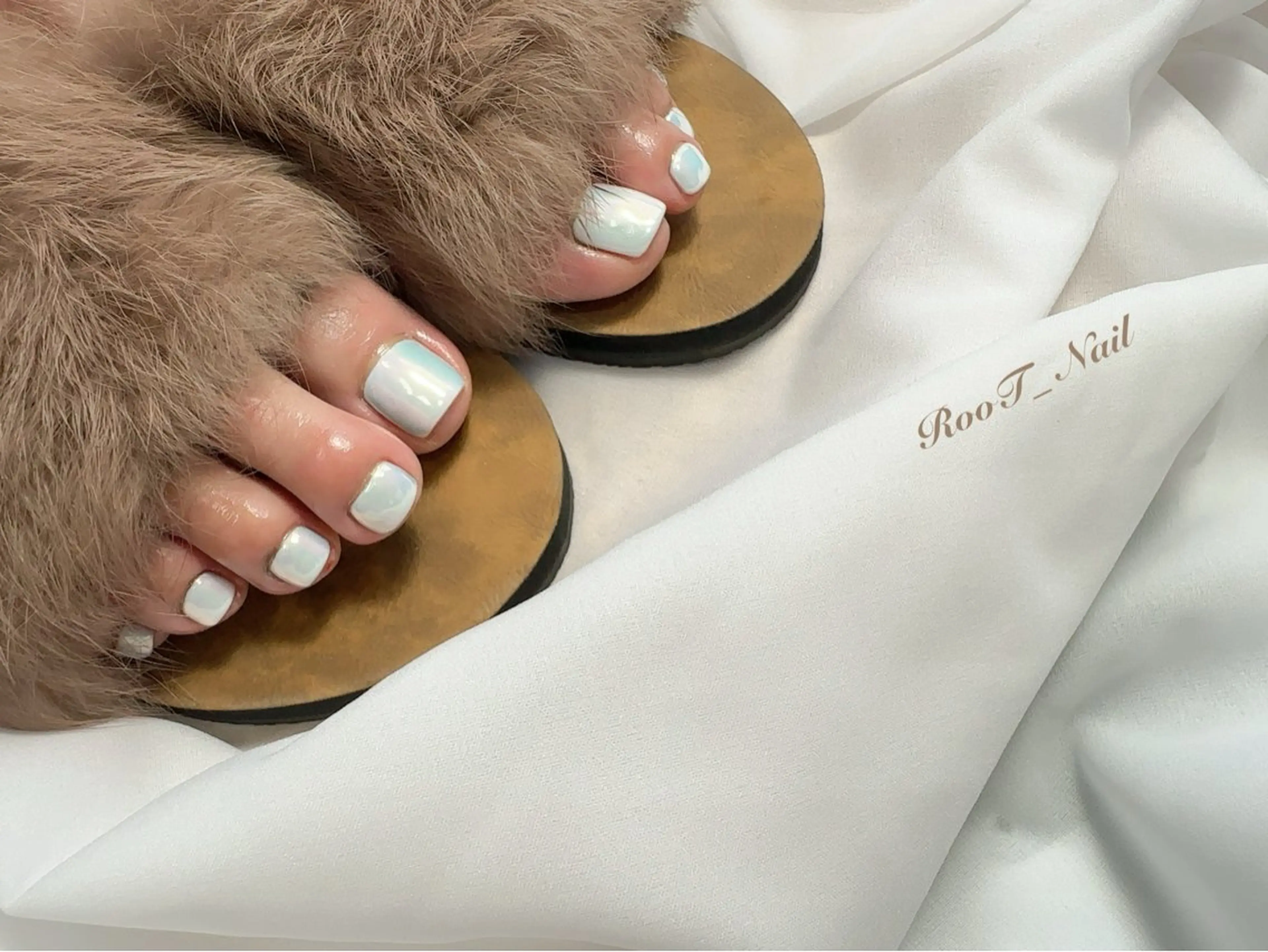 ネイル オーロラネイル ミラーネイル ホワイト フットネイル RooT Nailのネイルデザイン