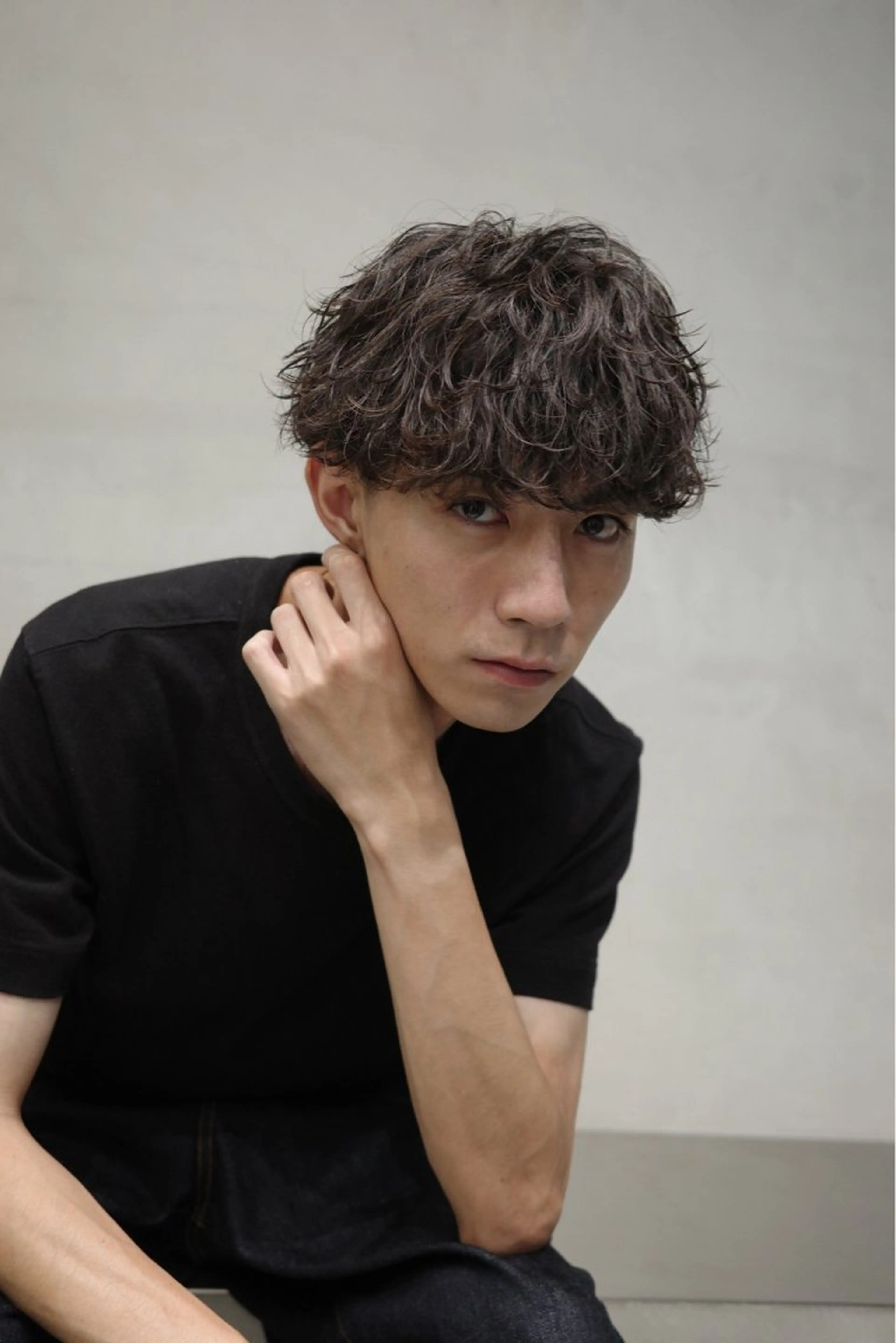 マッシュメンズカット＋波巻きスパイラルパーマトップの長さ前髪まである方でお願いします。の写真