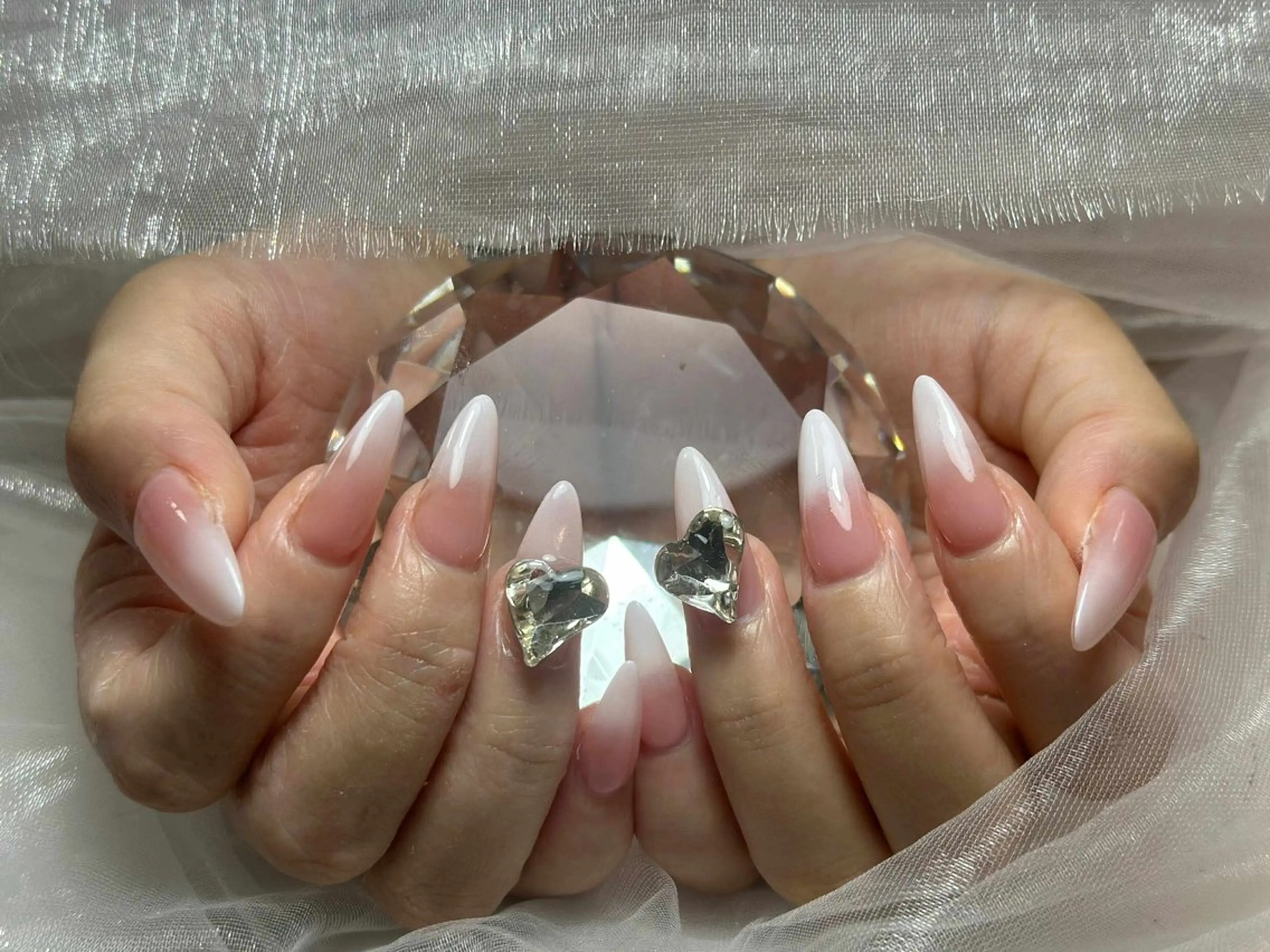 ネイル チークネイル ハート ホログラムネイル ミラーネイル ニュアンスネイル ハンドネイル Nie Nail Salon所属・Nie Nail Shinokuboのネイルデザイン