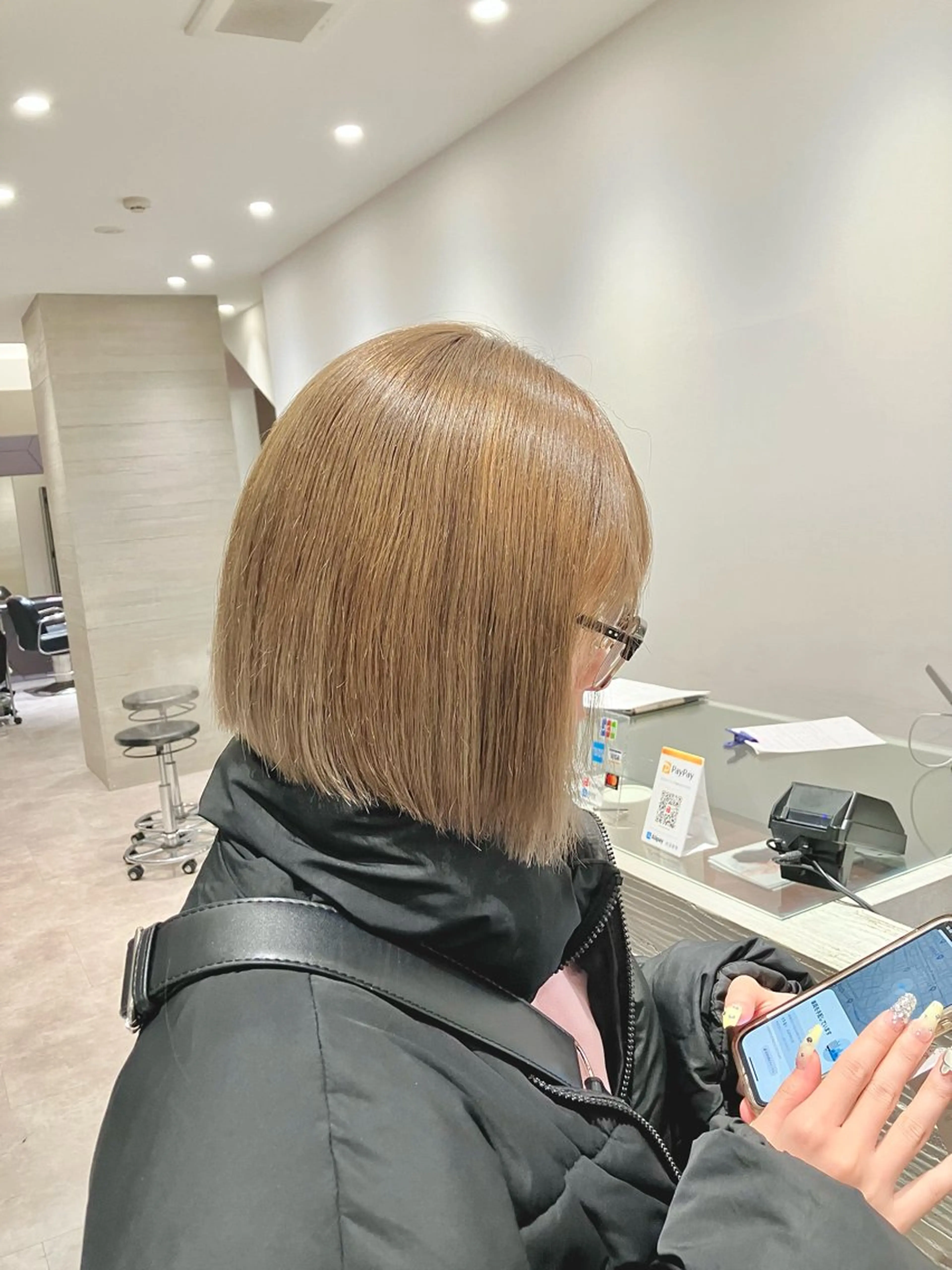 ショート カラー 切りっぱなしボブ グレージュ ミルクティーグレージュ ボブ NEST by chord所属・サキ🤍ハイトーン 🩰くびれ巻きヘアのヘアスタイル