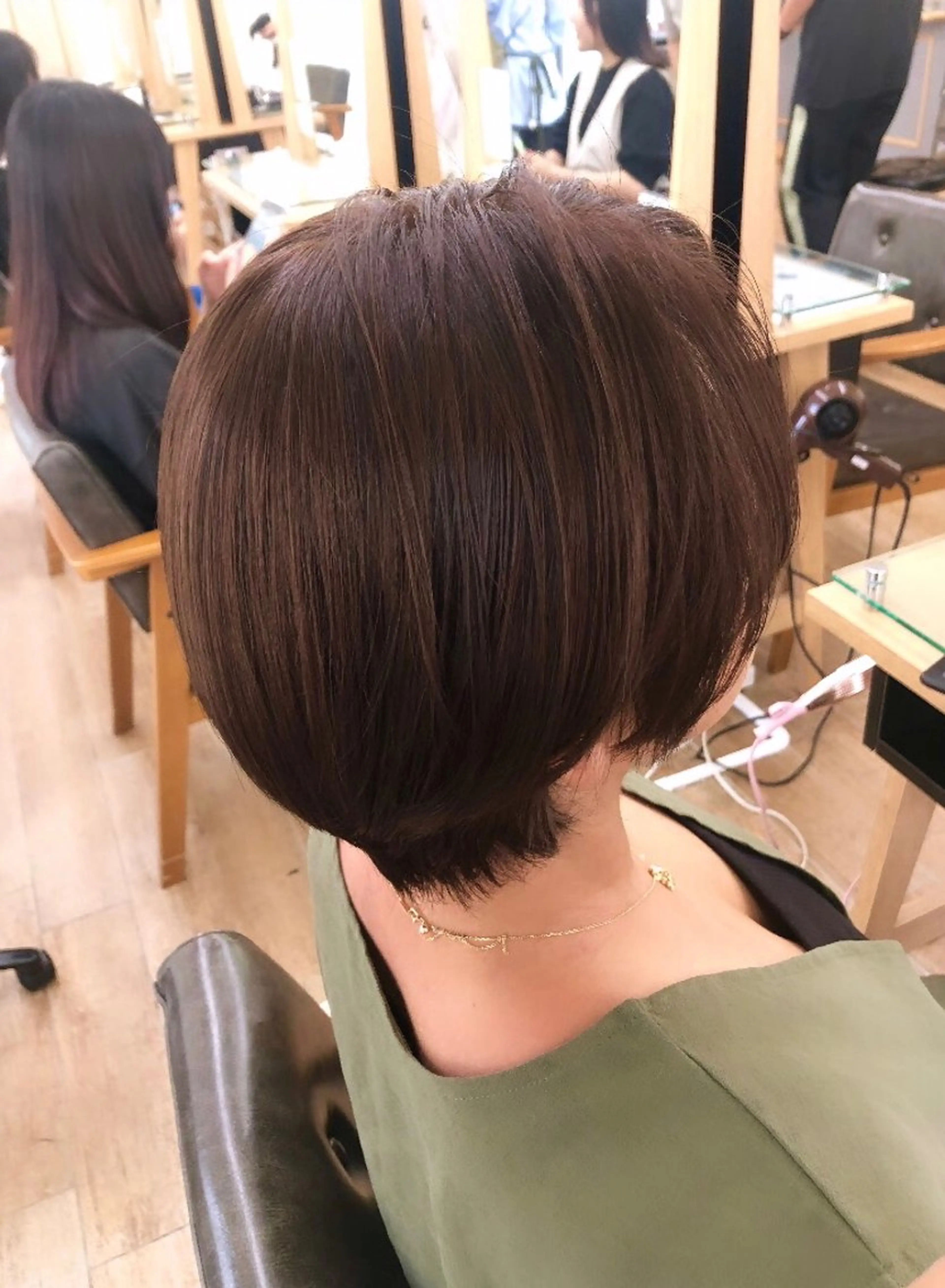 ショート ヘアカラー ミルクティーベージュ /レイヤー/セイナのヘアスタイル