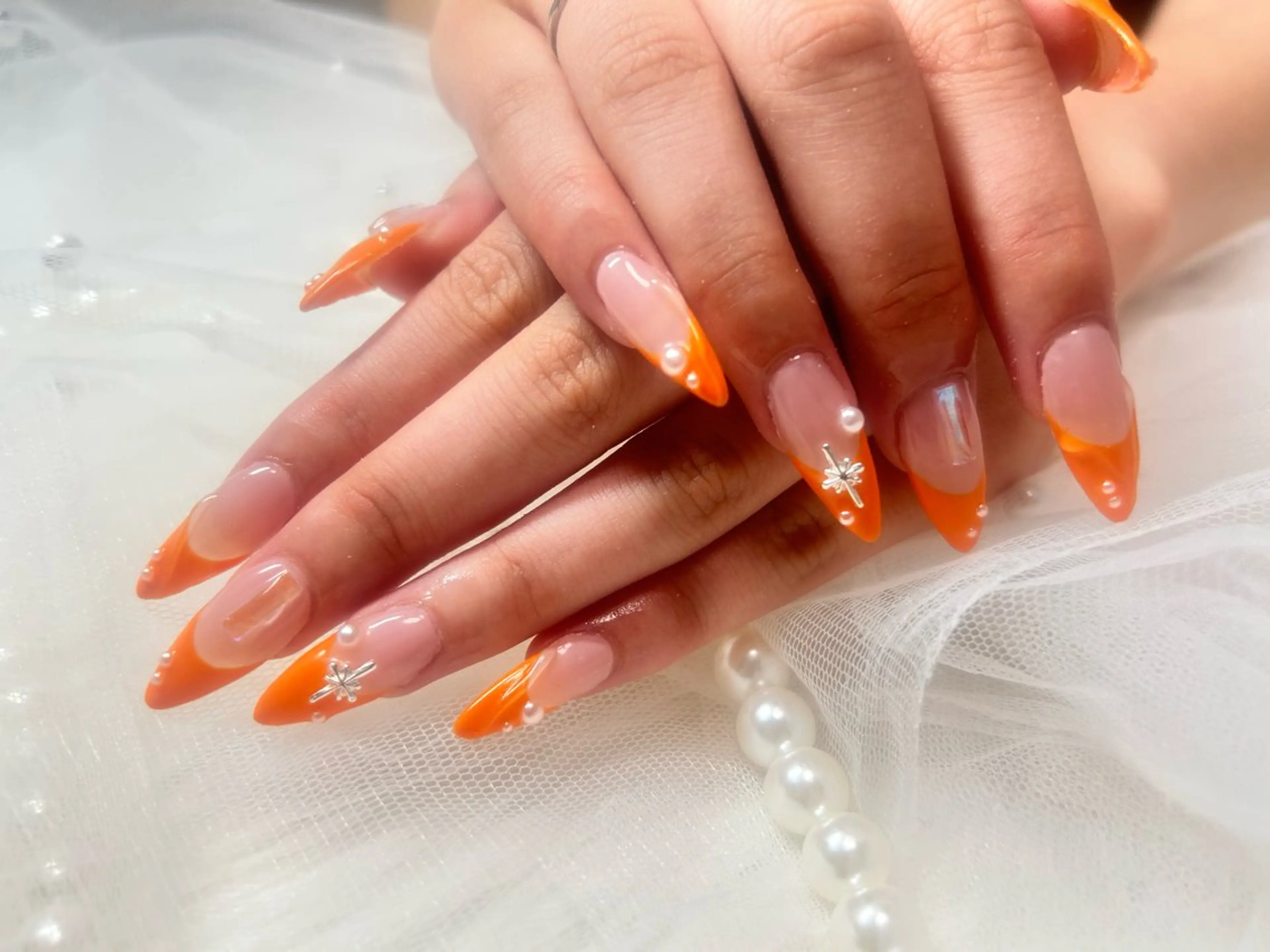 ネイル 長さ出し フレンチネイル オレンジ ネイルチップ フォルビチローロ所属・moritou harunaのネイルデザイン