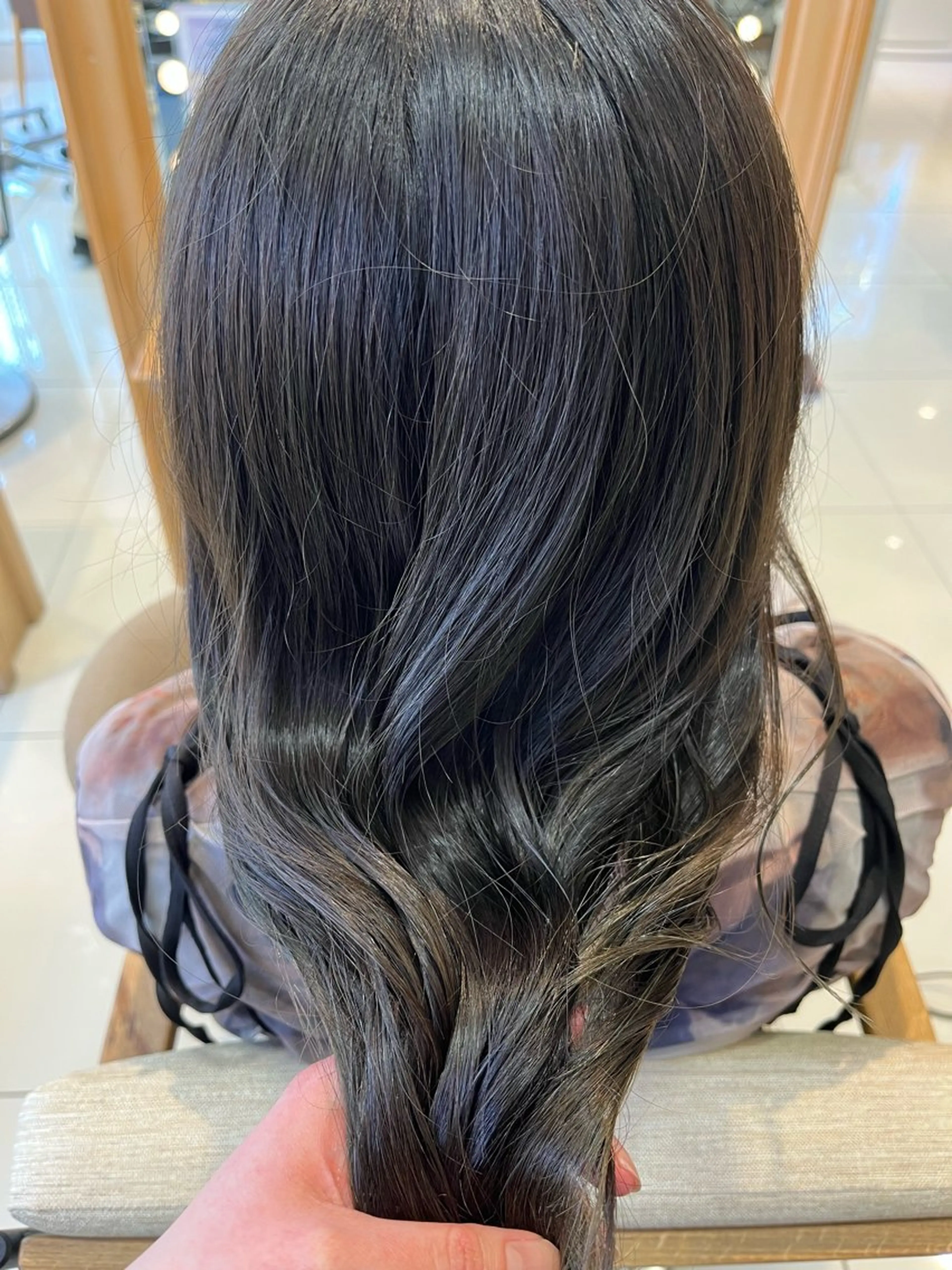 ロング カラー グレージュ オリーブグレージュ オリーブグレー なつな/ 透明感カラーのヘアスタイル