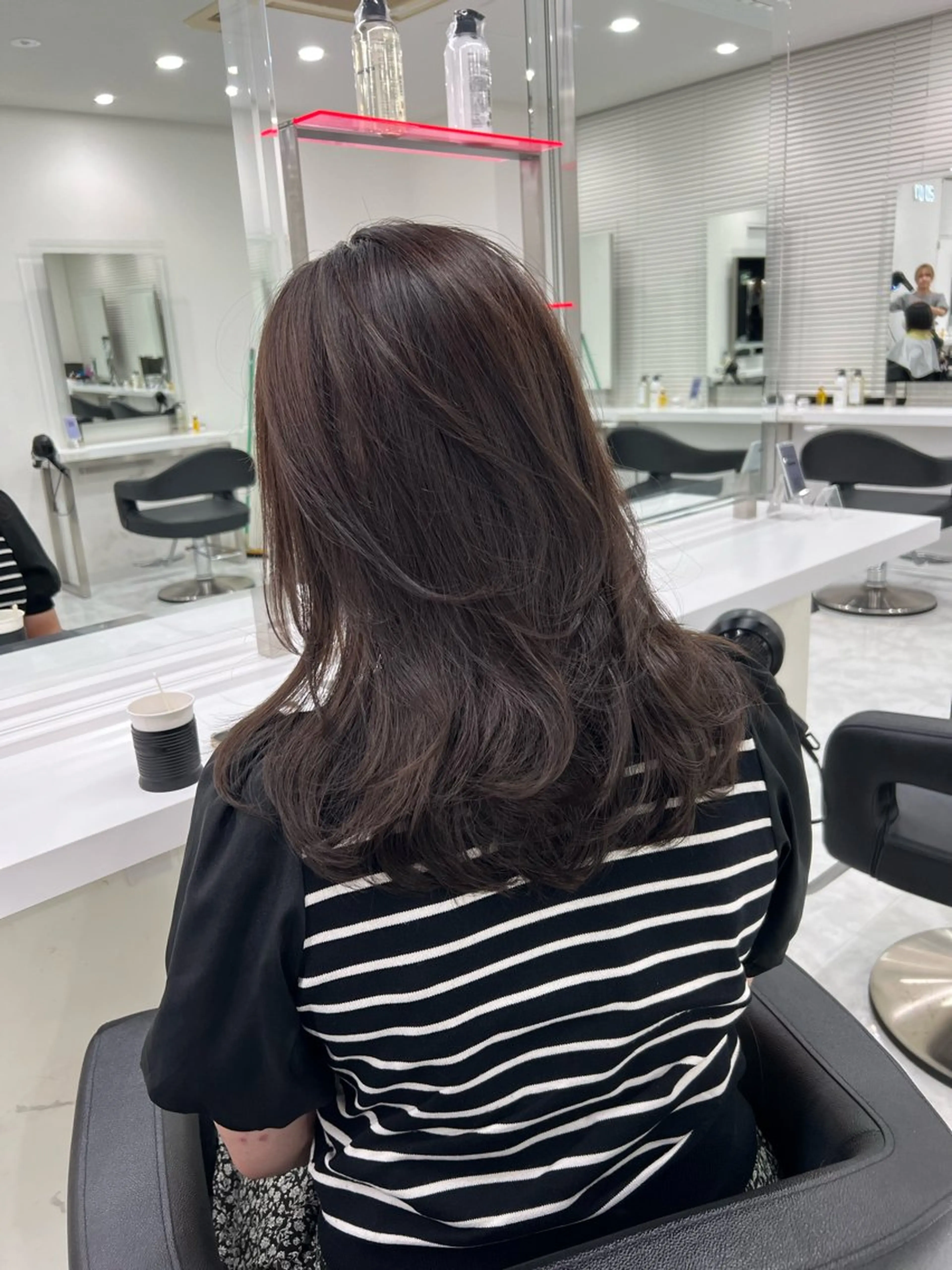セミロング カラー オリーブカラー🫒 レイヤーカット✂︎のヘアスタイル