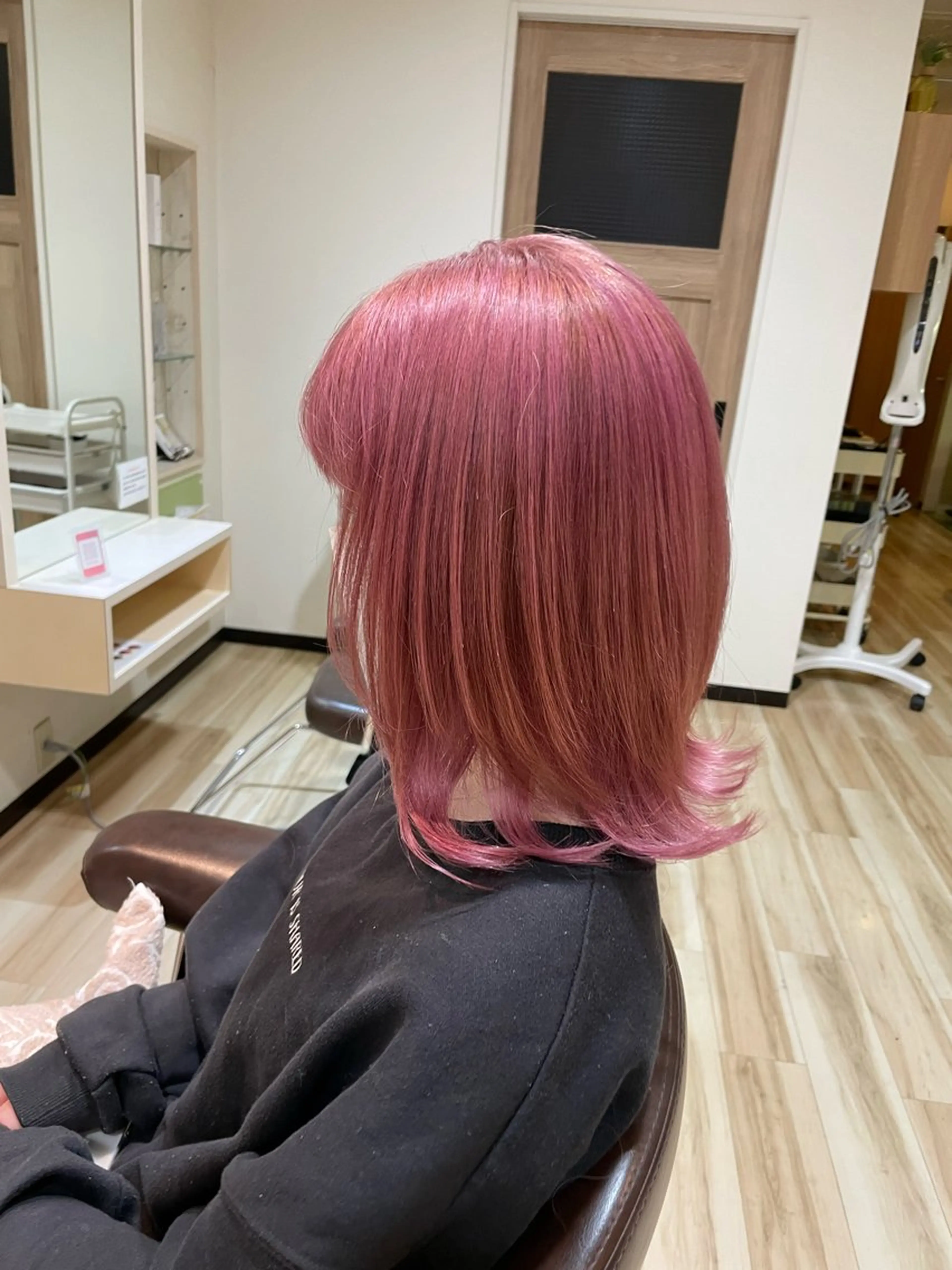 ミディアム カラー ブリーチ ピンクカラー 🌈派手髪ハイトーン 🌈鈴木亮太🌈のヘアスタイル