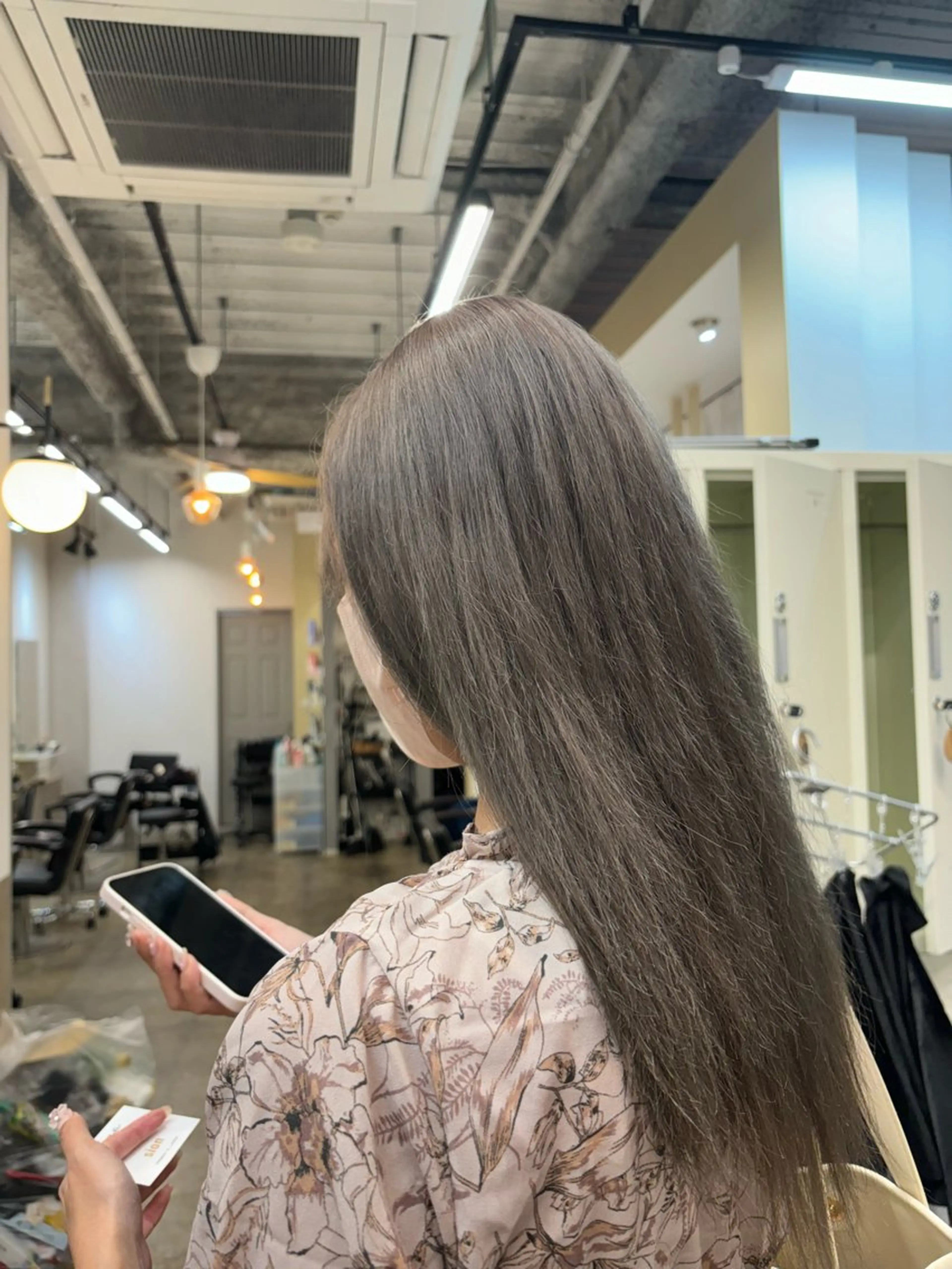 ロング カラー 渡 汐音のヘアスタイル