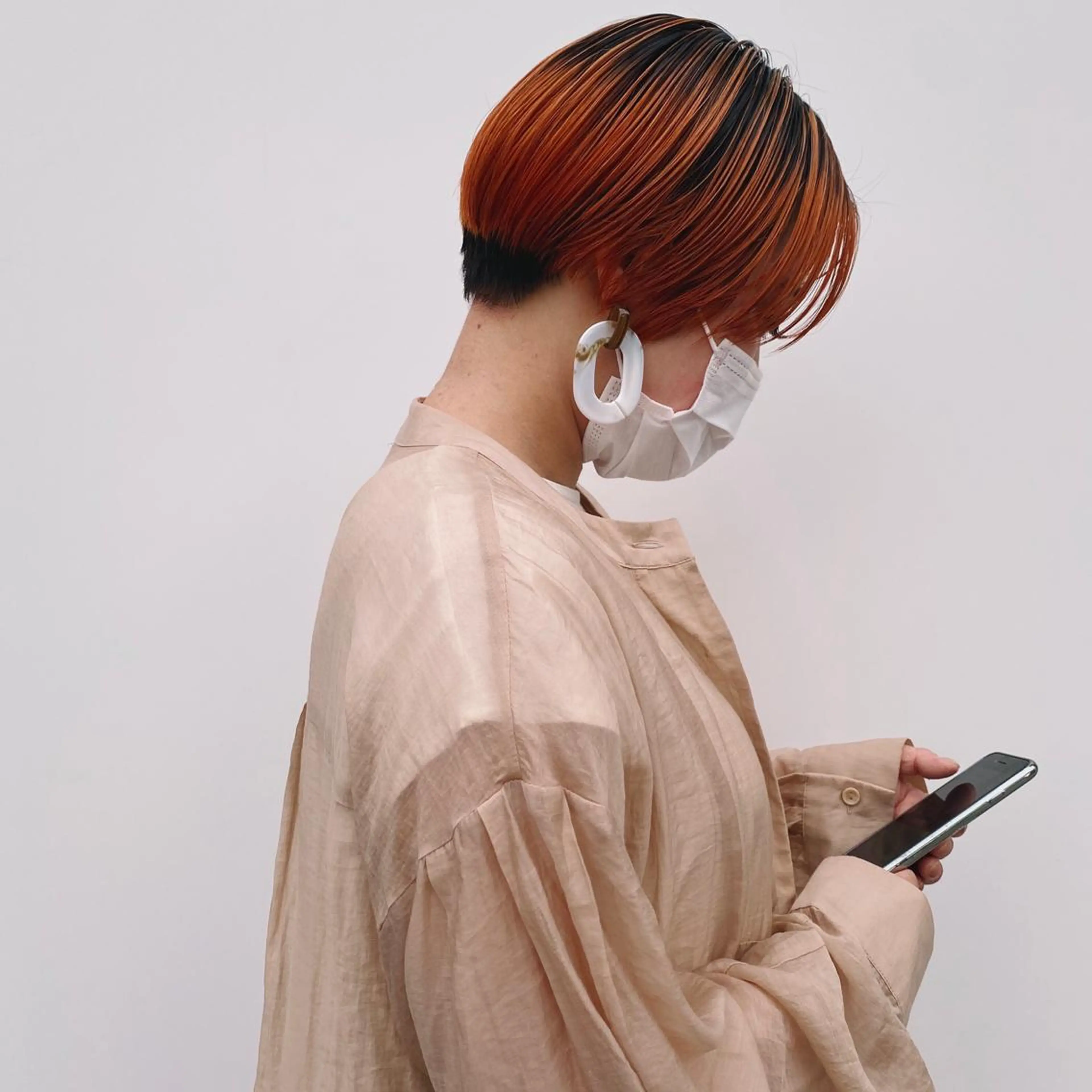 ショート カラー バレイヤージュ 黒髪 ハイライトカラー オレンジ ハイライト ヘアカラー トリートメント (h)wim ウィムのヘアスタイル