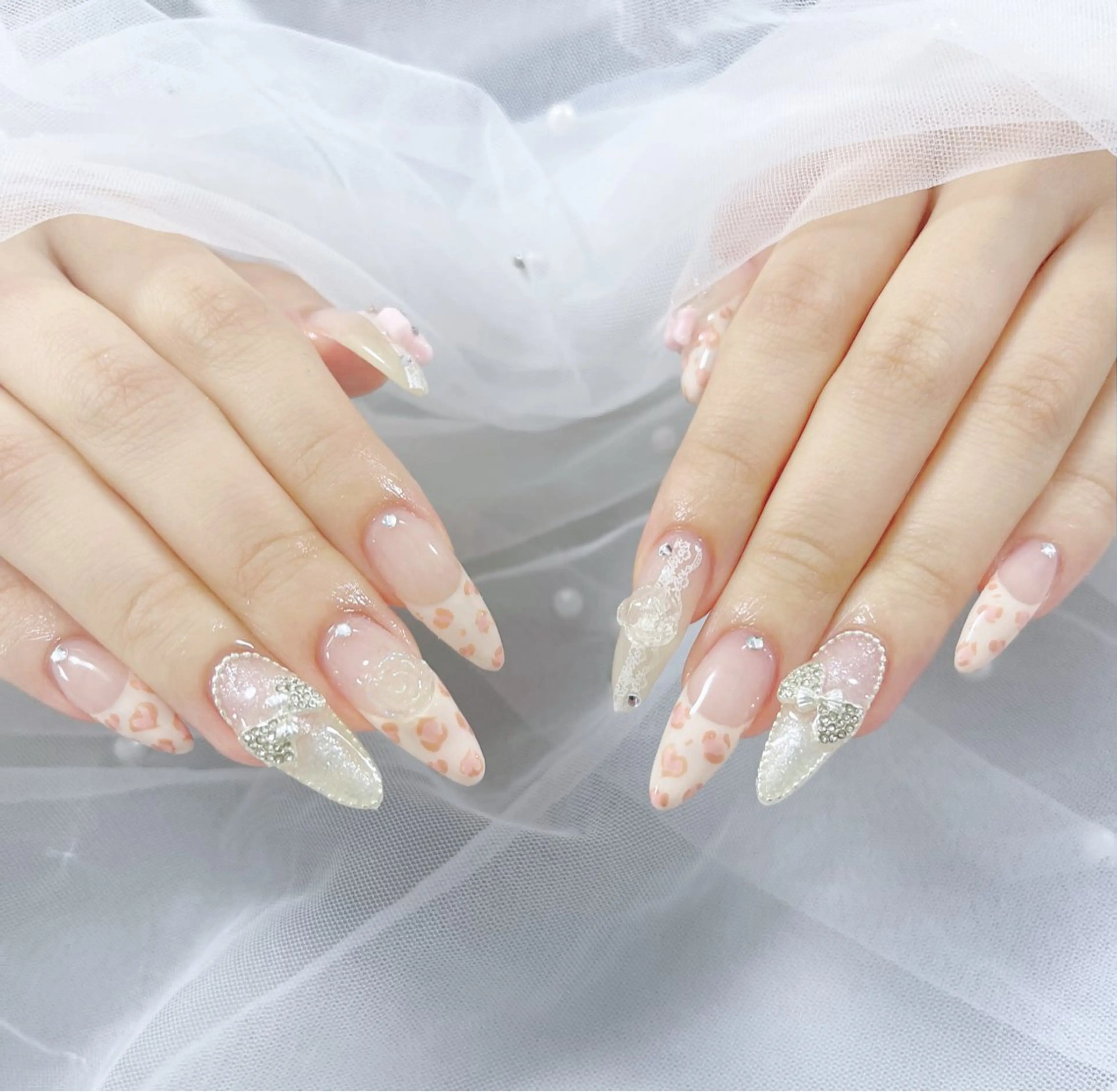 ネイル オーロラネイル クリアネイル フラッシュネイル ジェルネイル グラデーション ハンドネイル Amee Nailsalonのネイルデザイン