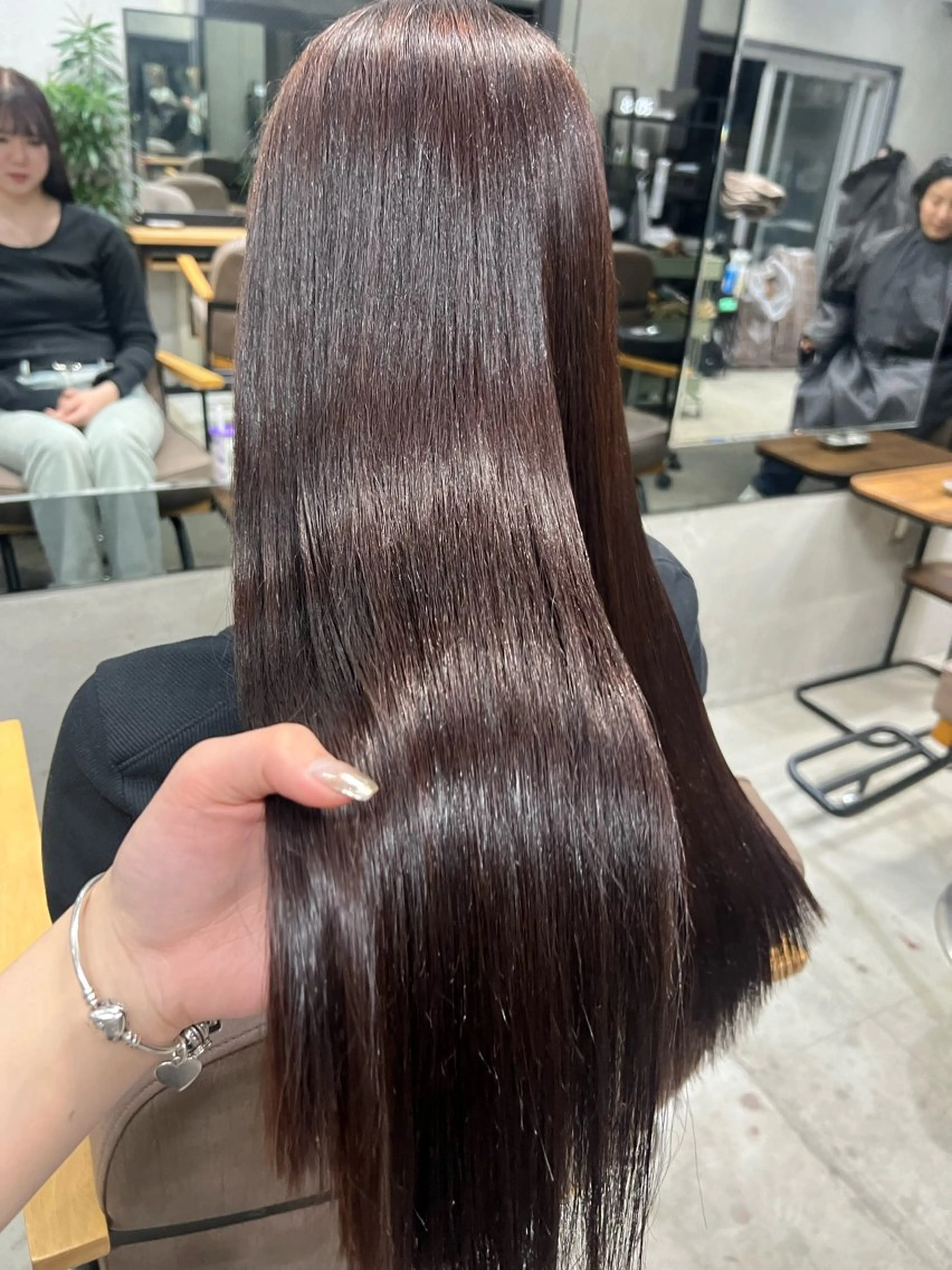 ロング カット ヘアカラー 縮毛矯正 maya レイヤーカットのヘアスタイル