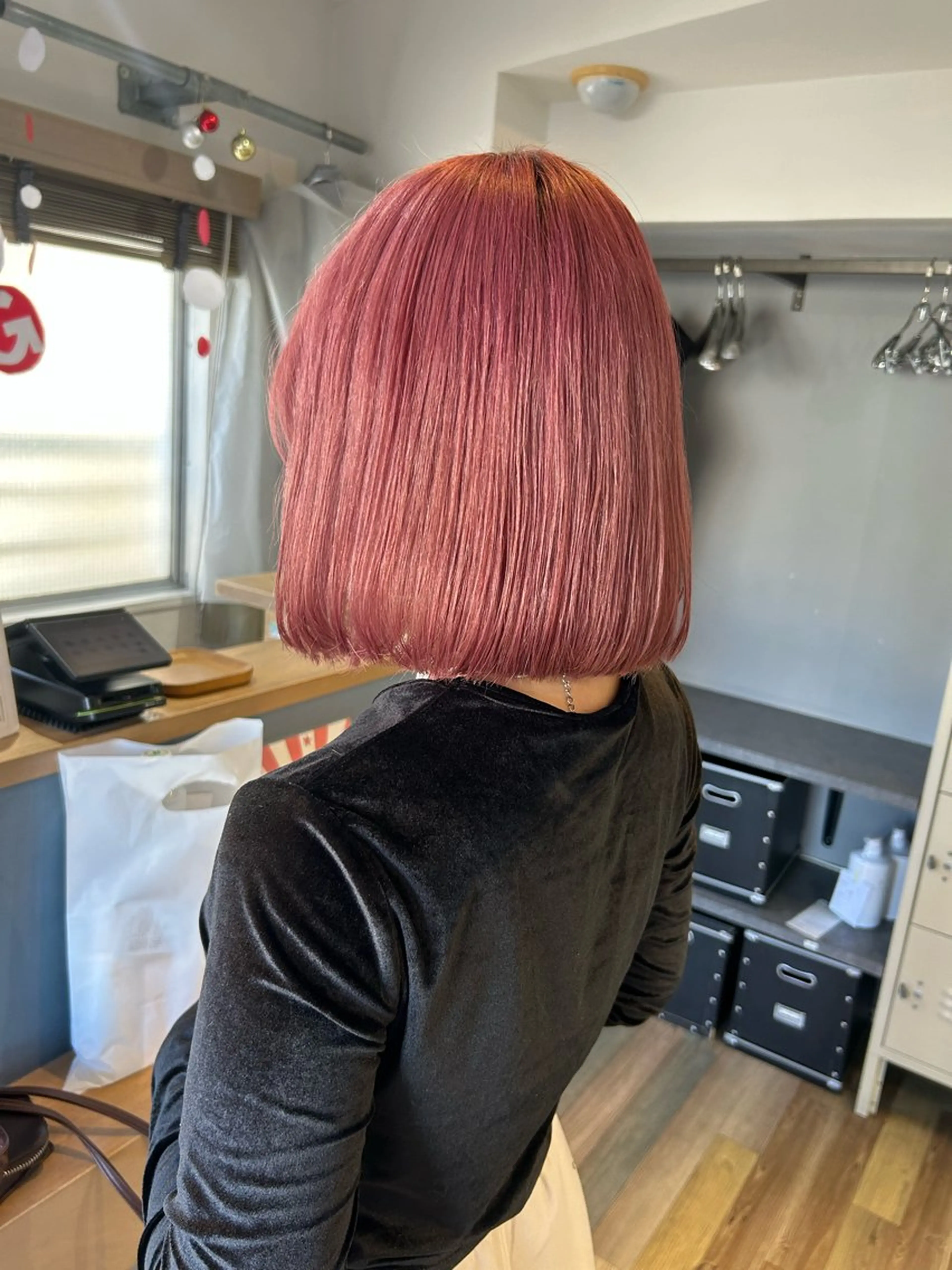 ミディアム カット ヘアカラー 🤎指名No.1ハイ トーン🤎日向花🤎のヘアスタイル