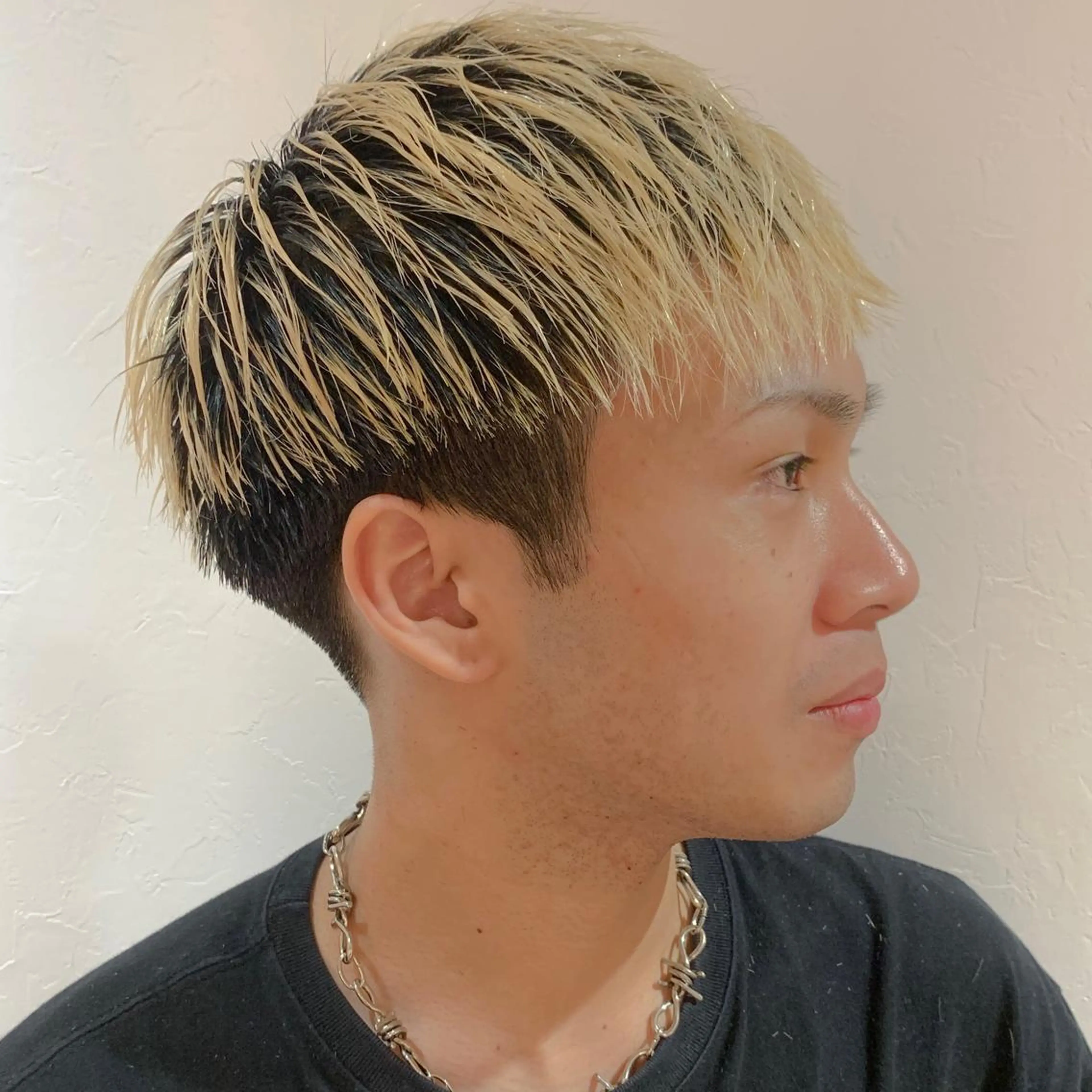 カラー メンズ メンズブリーチ メンズハイトーン 刈り上げ ブリーチ ハイトーンカラー 🦋レイヤーカット ミドリカワ🦋のヘアスタイル