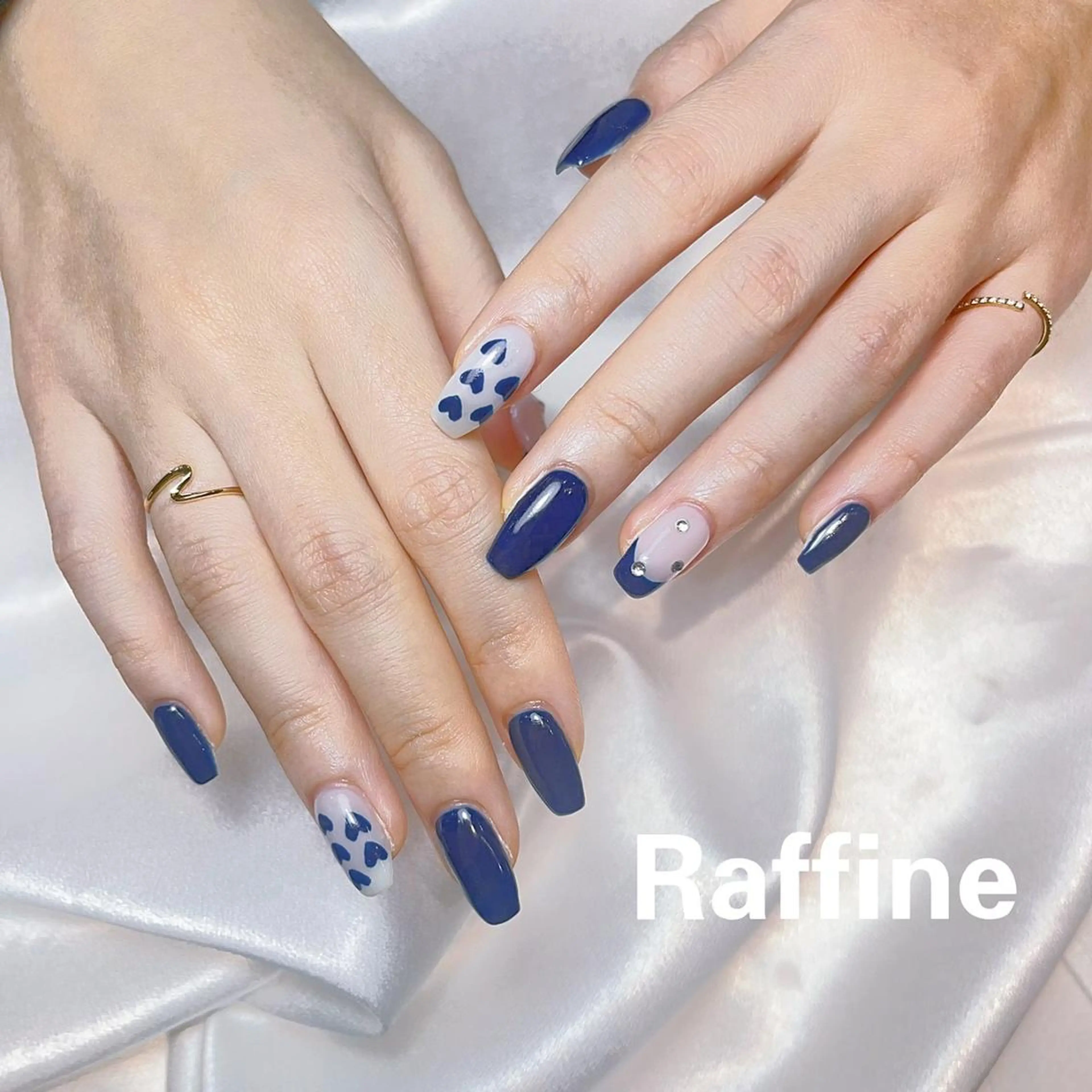 ネイル ハンドネイル RAFFINE 月🦋🩵のネイルデザイン