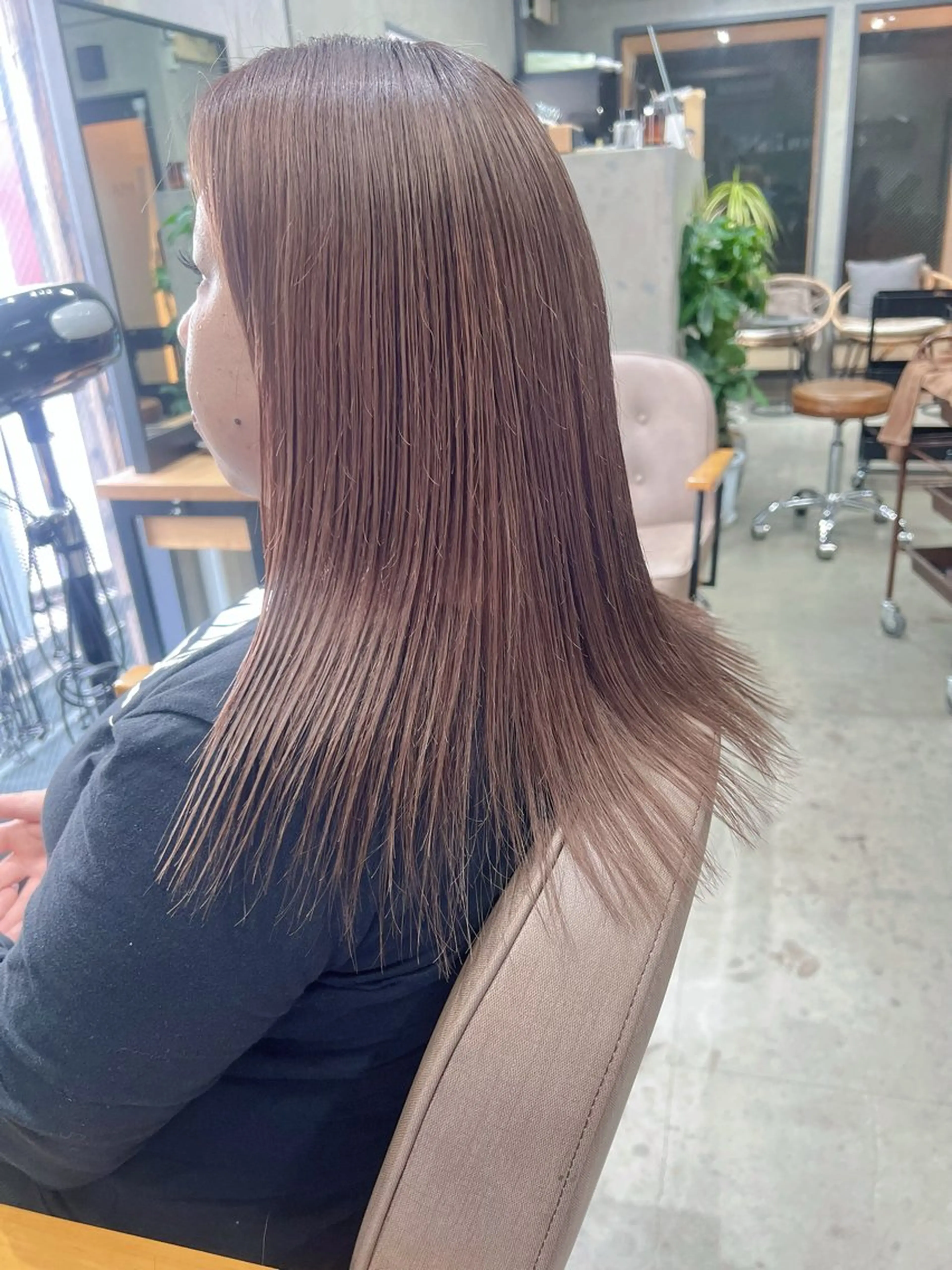 ミディアム カラー ベージュカラー ピンクカラー ピンクベージュ カット ヘアカラー ユ イのヘアスタイル