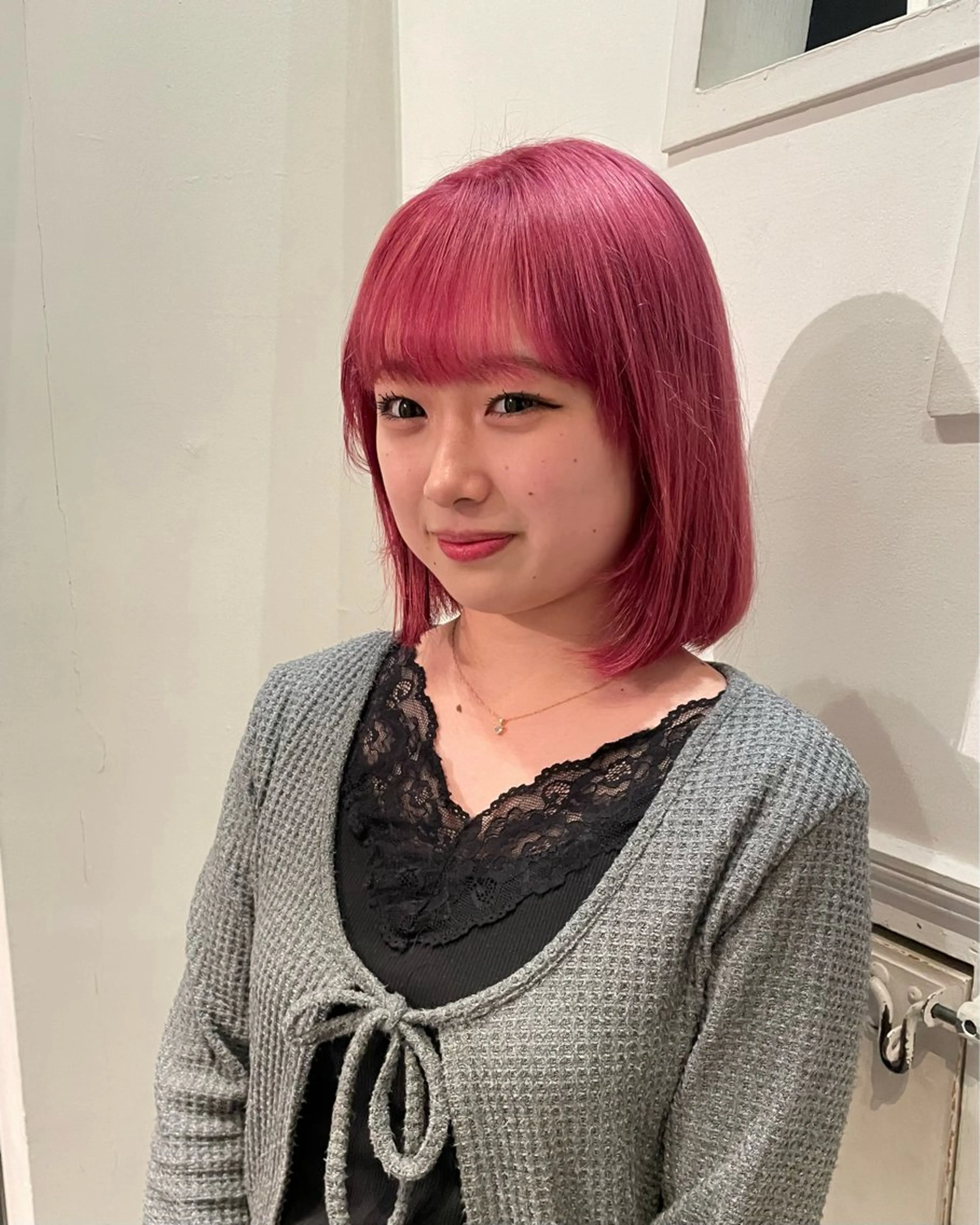 ショート カラー ブリーチ ピンクカラー カット ヘアカラー トリートメント 向坂 亜美のヘアスタイル