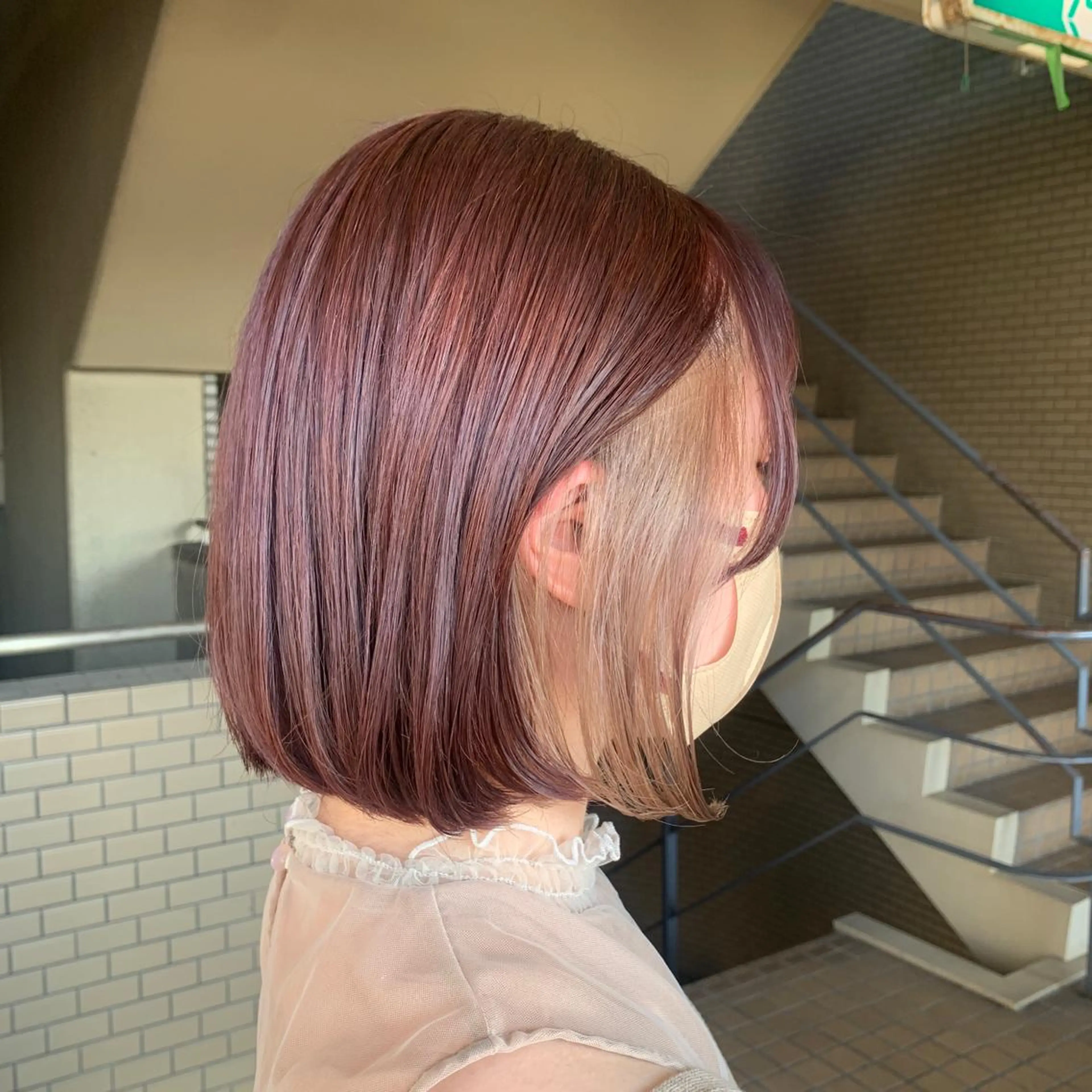 ショート カラー ベージュカラー ボルドーカラー ブラウンカラー ハイトーンカラー カット ヘアカラー regalo Acari🍎のヘアスタイル