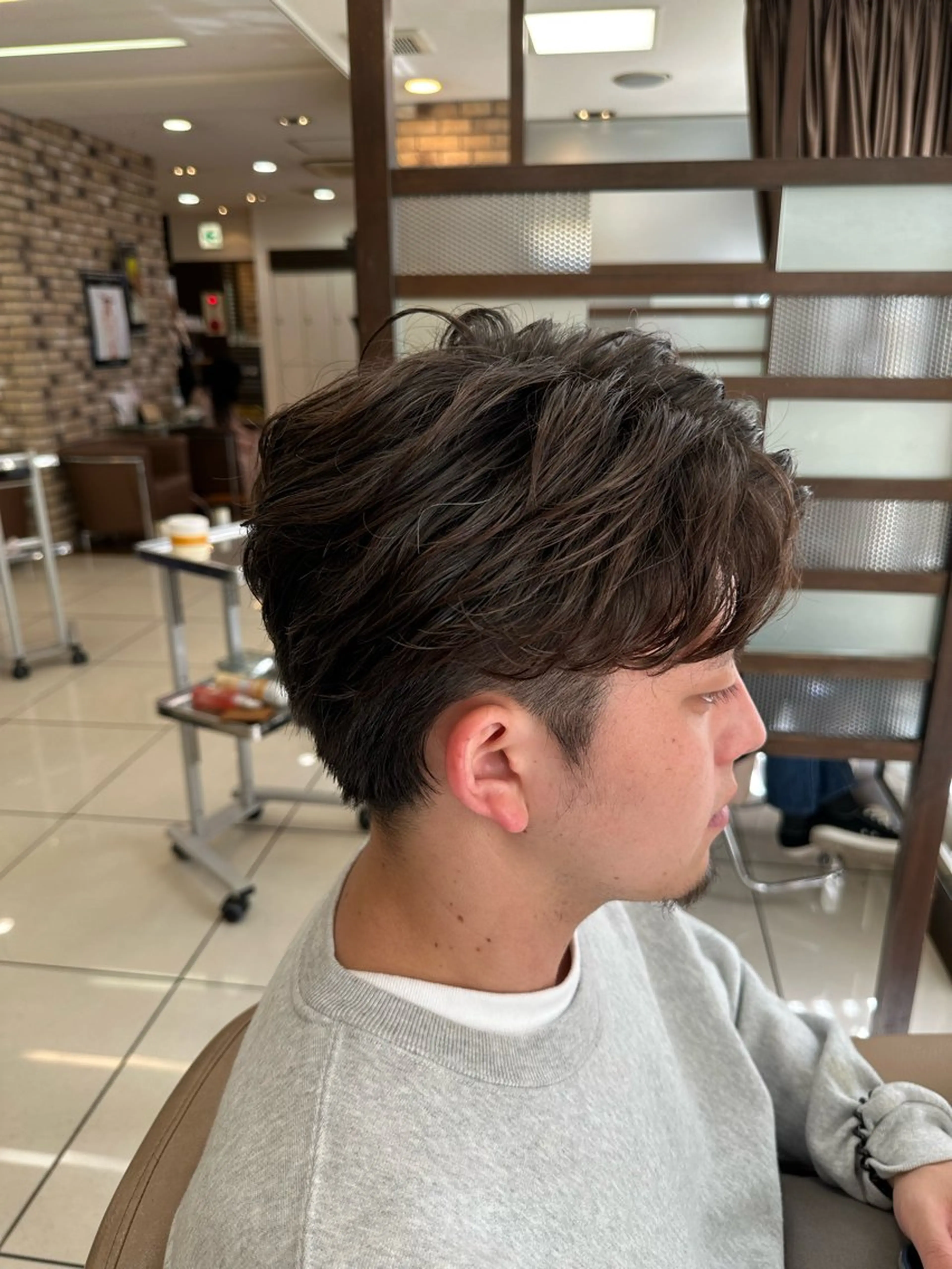 パーマ メンズ パーマ ラウンドマッシュシャ ドウニュアンスパーマのヘアスタイル