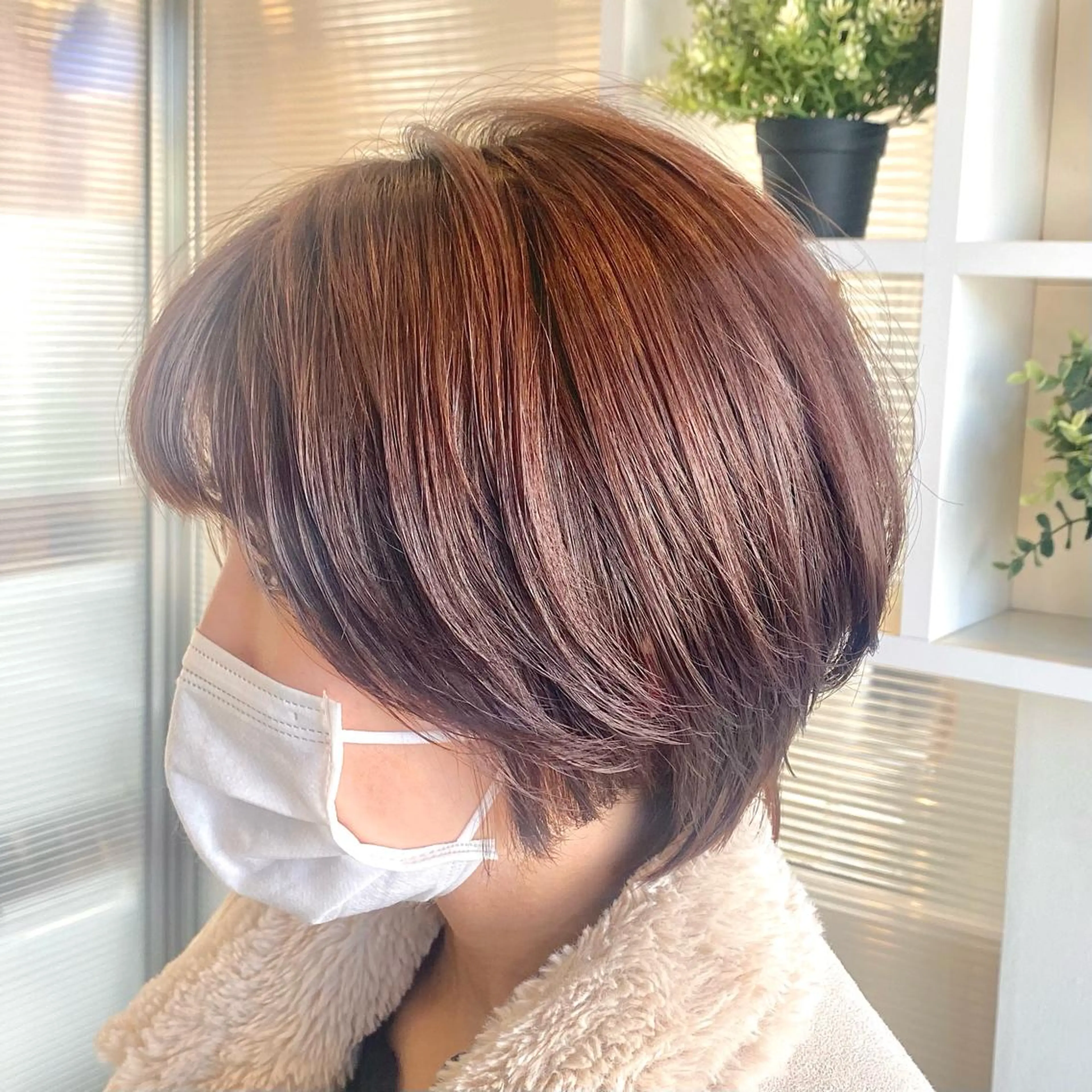 セミロング カラー ブラウンカラー パープルカラー パープルブラウン 小野 茉奈美のヘアスタイル