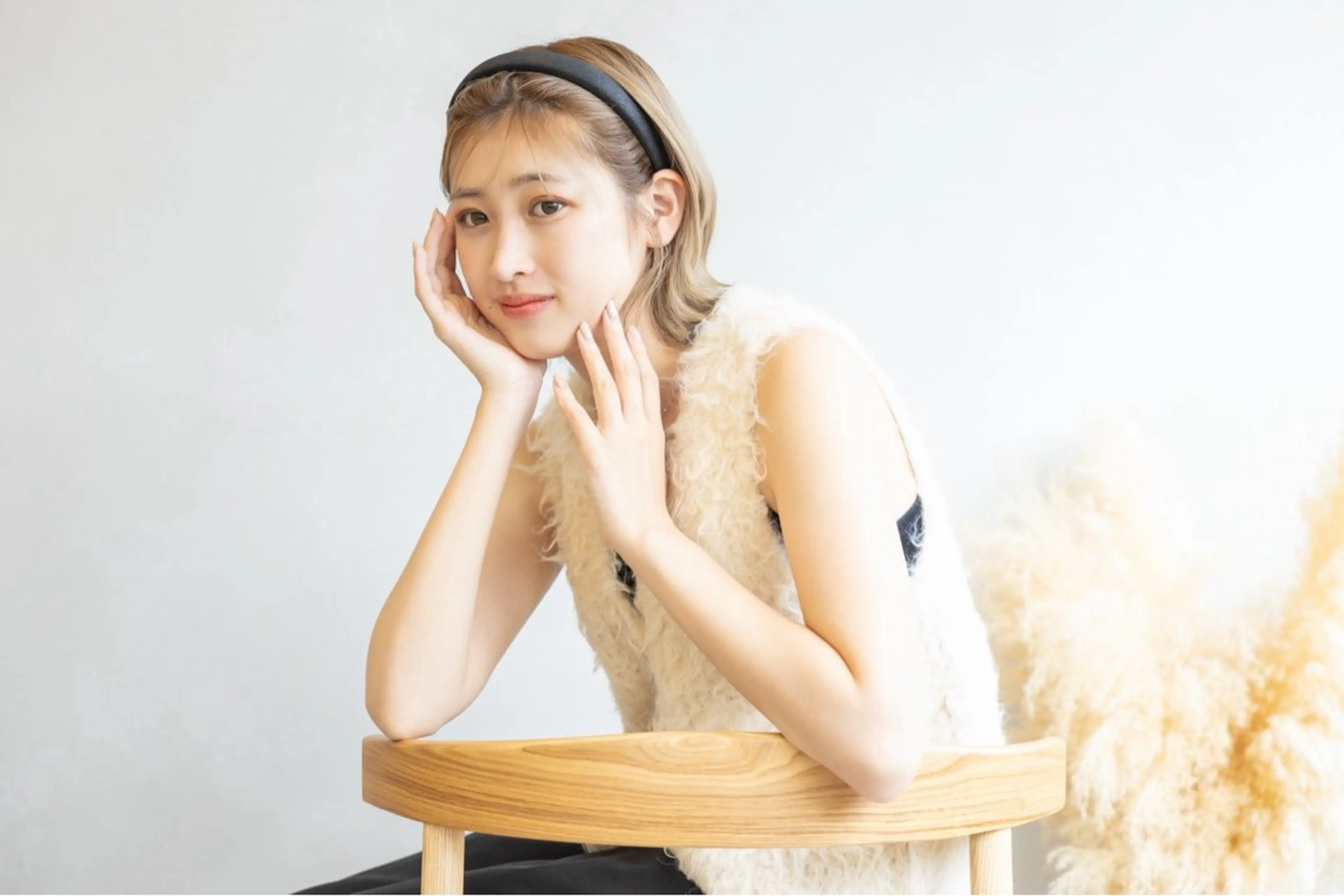 ミディアム カラー ヘアアレンジ ハイトーンカラー ベージュ/オリーブ /ボブ/小笠原汐海のヘアスタイル