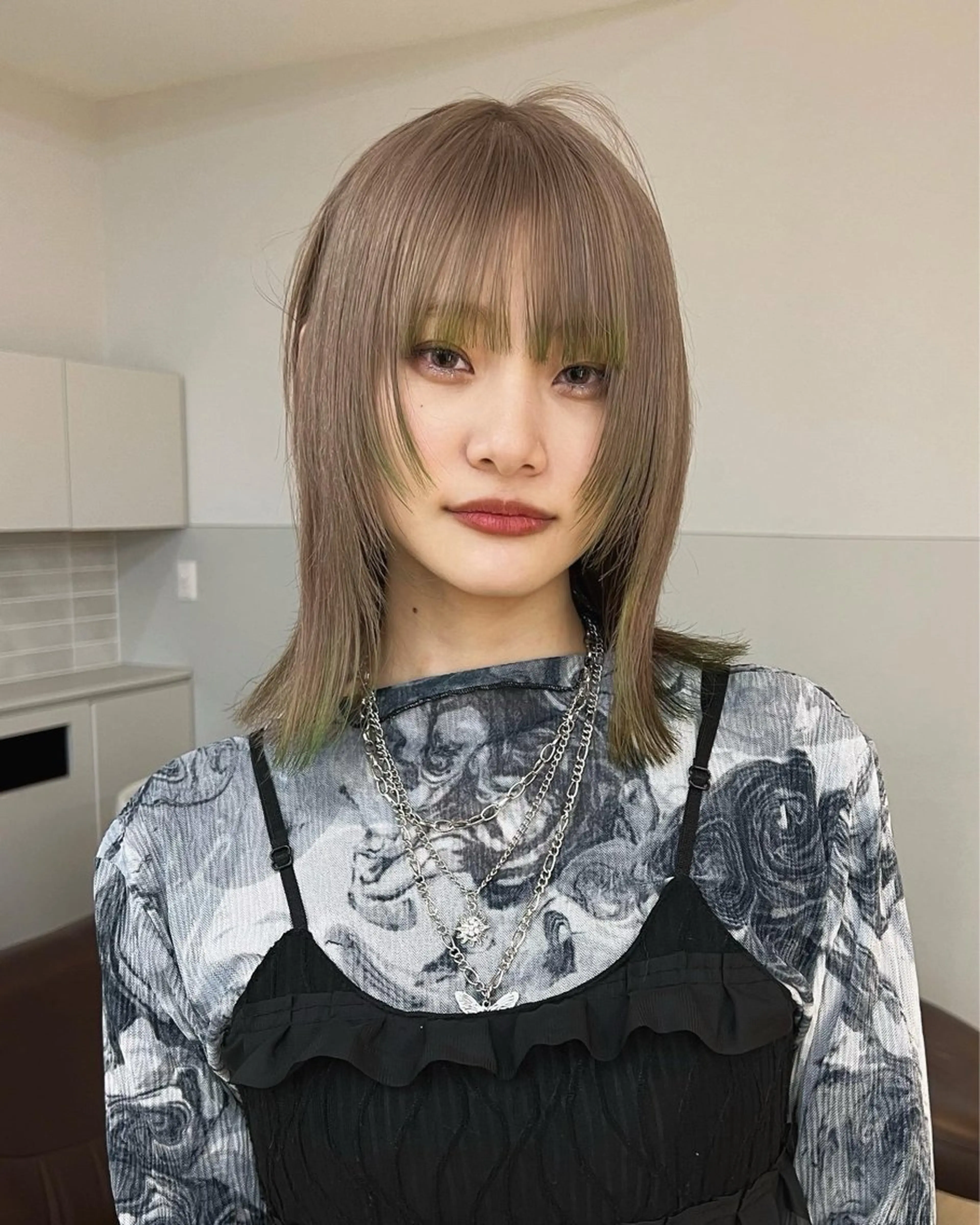 ショート カラー アッシュ アッシュブラウン ブリーチ ブラウンカラー ケアブリーチ ヘアカラー トリートメント ヘアセット ニュアンスレイヤー ハイトーンカラーのヘアスタイル