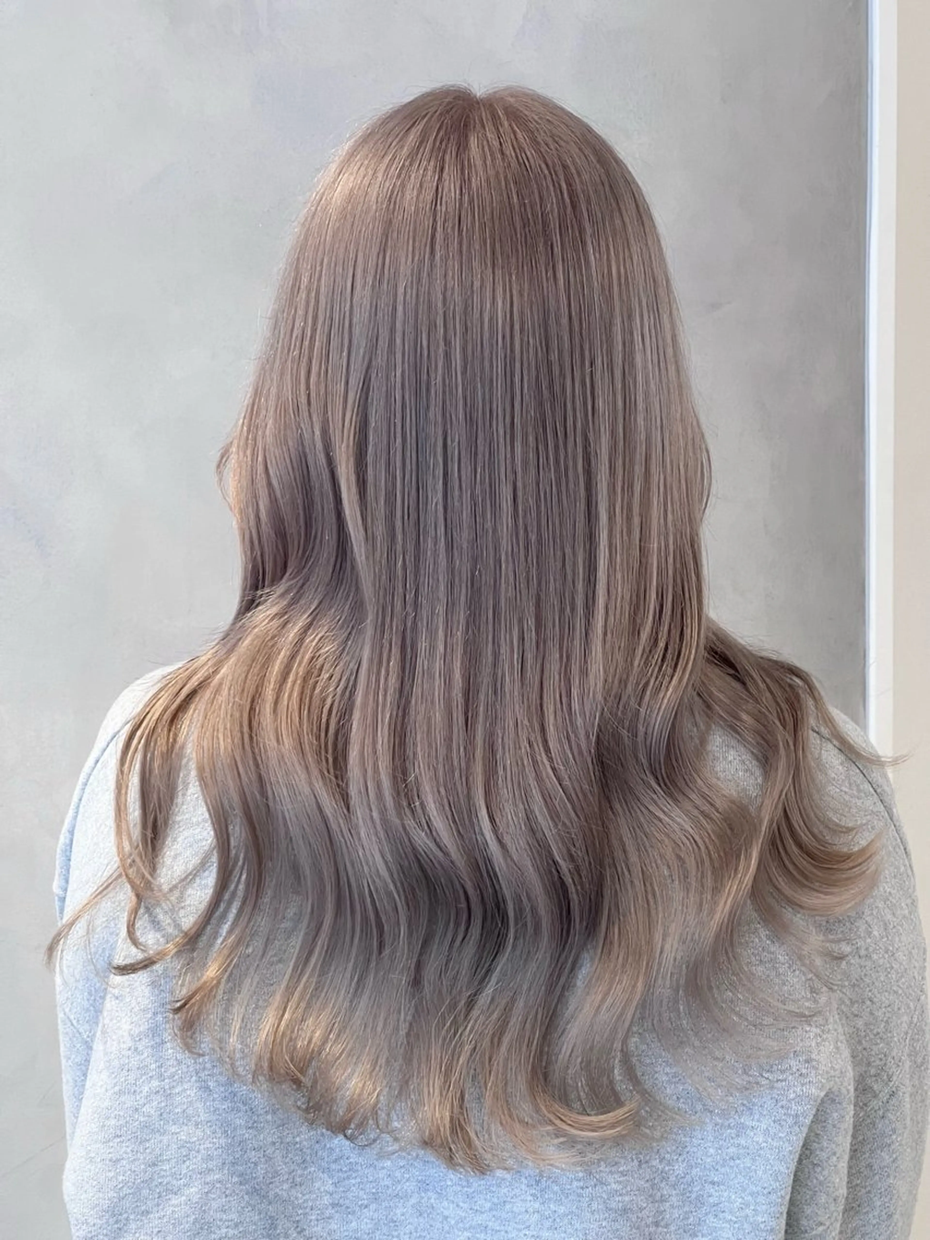 セミロング カラー ベージュカラー ミルクティーベージュ ヘアカラー トリートメント 渋谷ハイトーン/ デザインカラー阿部のヘアスタイル