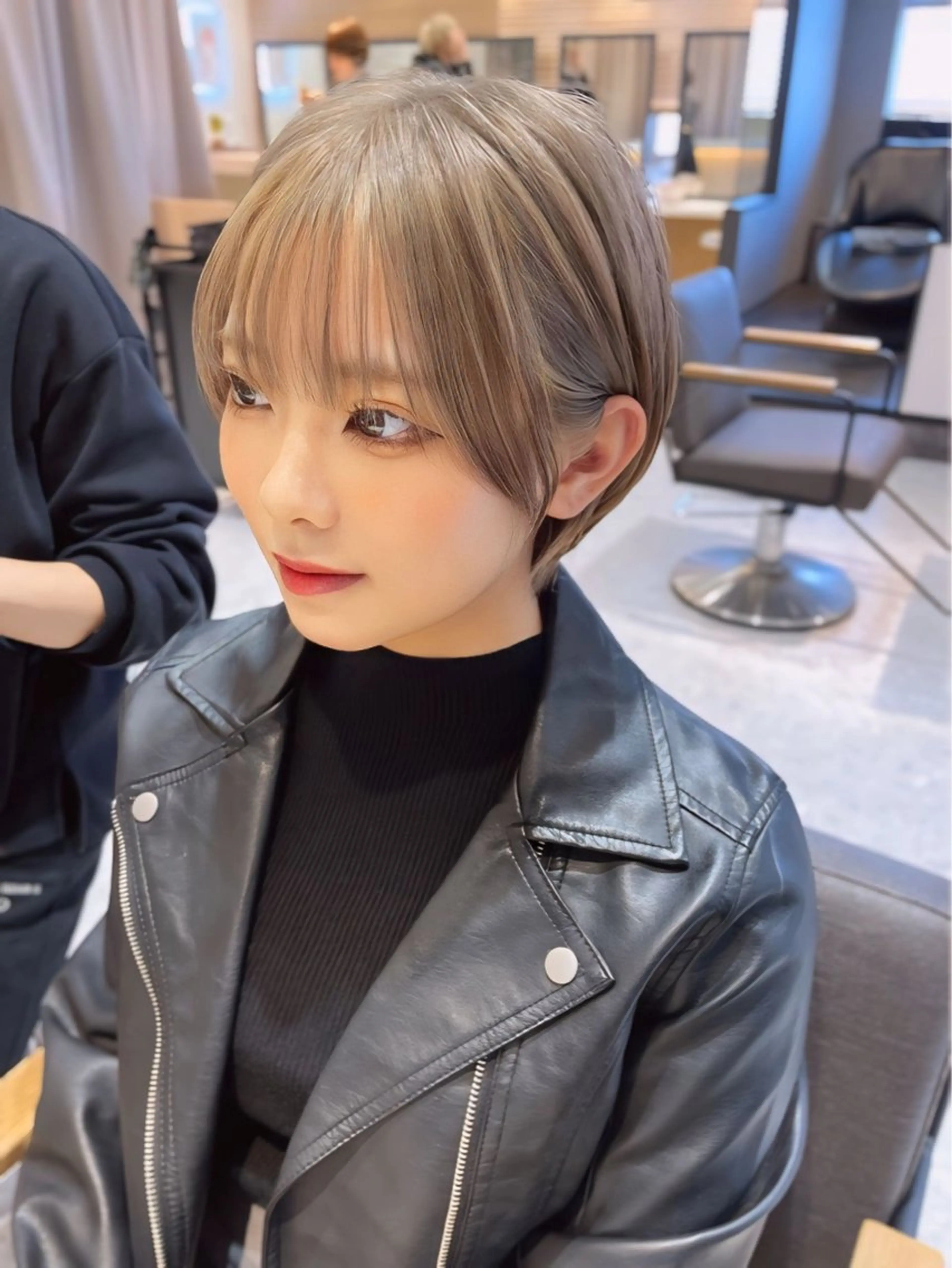 ショート カラー ヘアカラー トリートメント 💛ハイトーン× カット LEON🩶のヘアスタイル