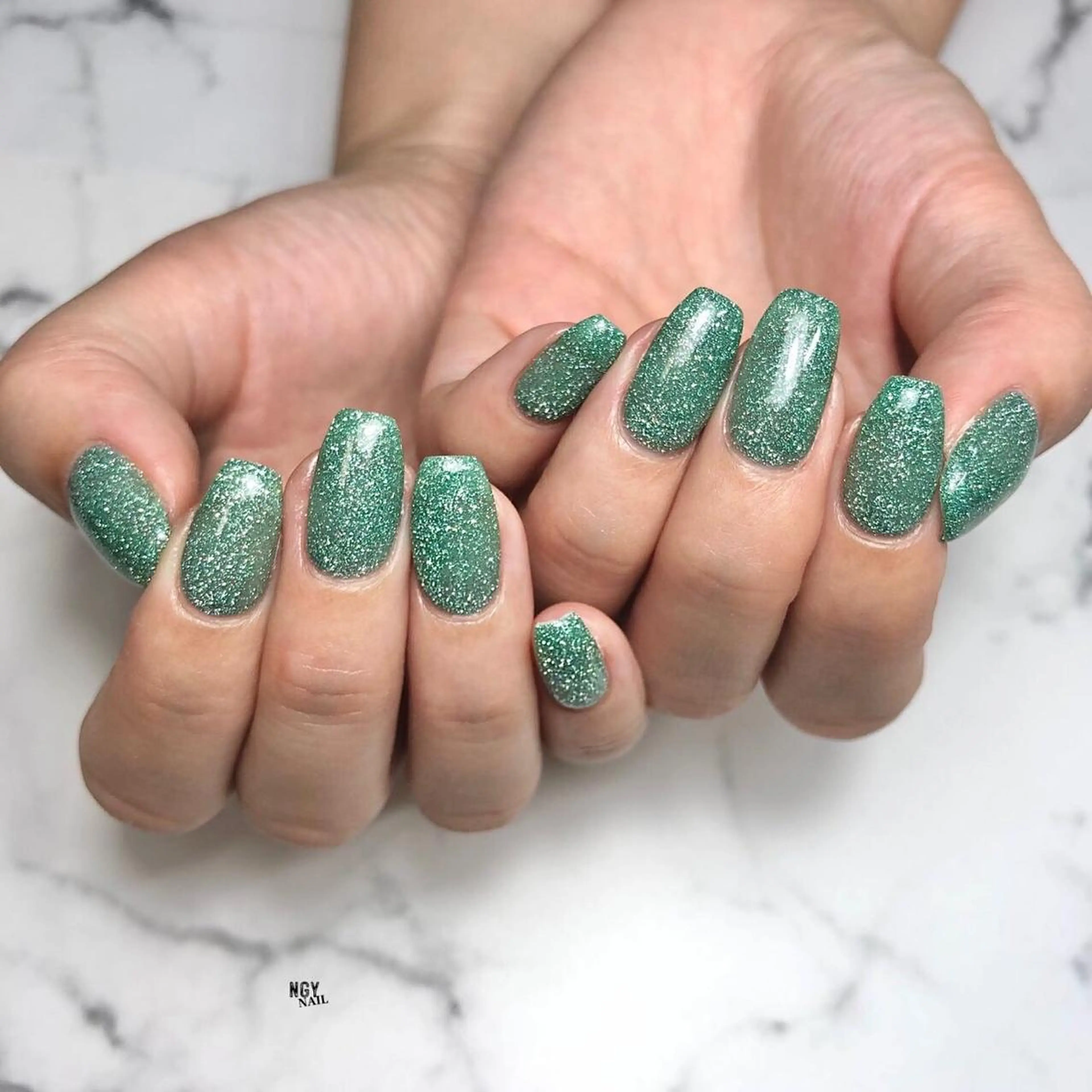 ネイル フラッシュネイル ジェルネイル グリーン キラキラネイル 韓国ネイル ハンドネイル NAIL NOWのネイルデザイン
