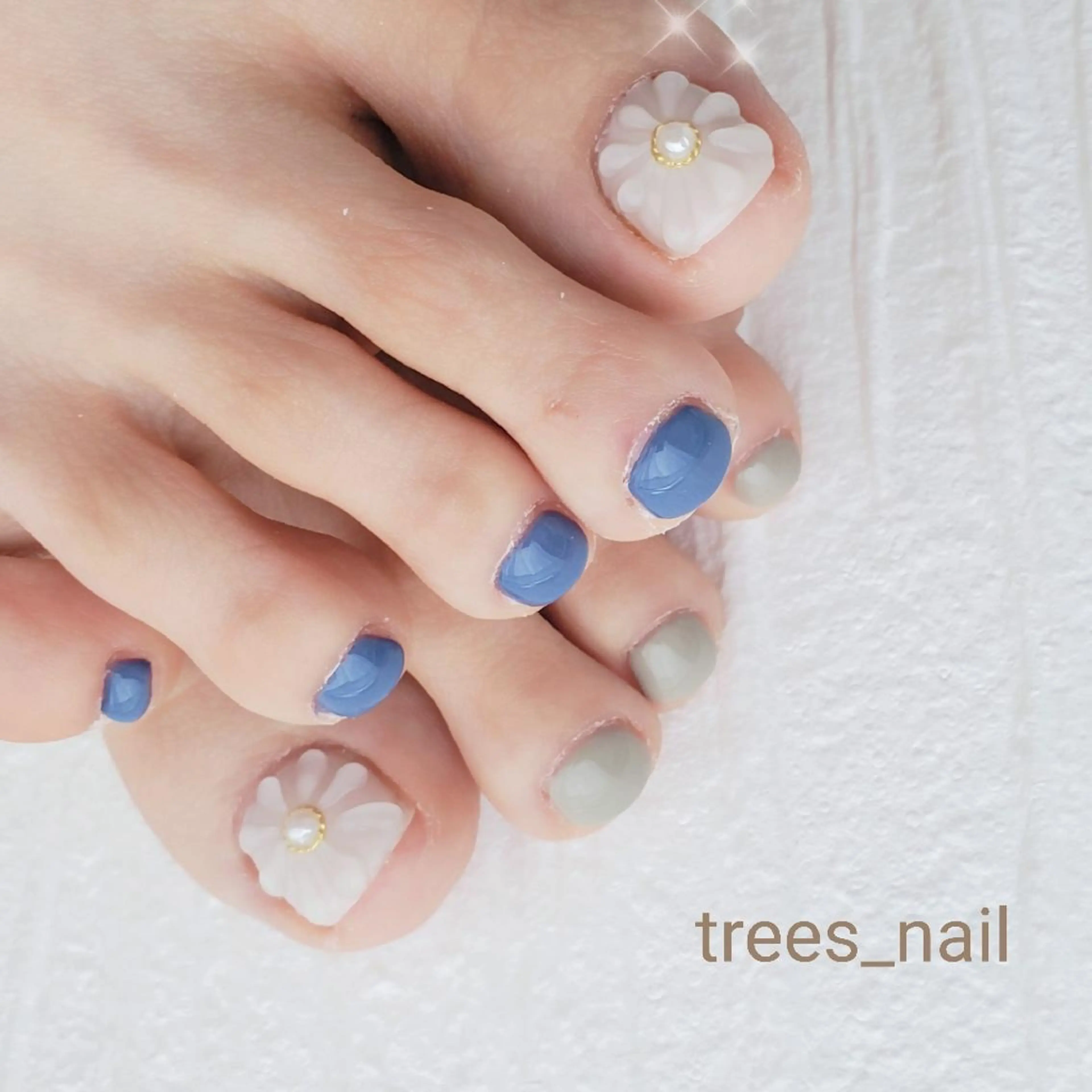 ネイル ブルー フラワーネイル フットネイル ぷっくりネイル ハンドネイル フットネイル trees_ nailのネイルデザイン