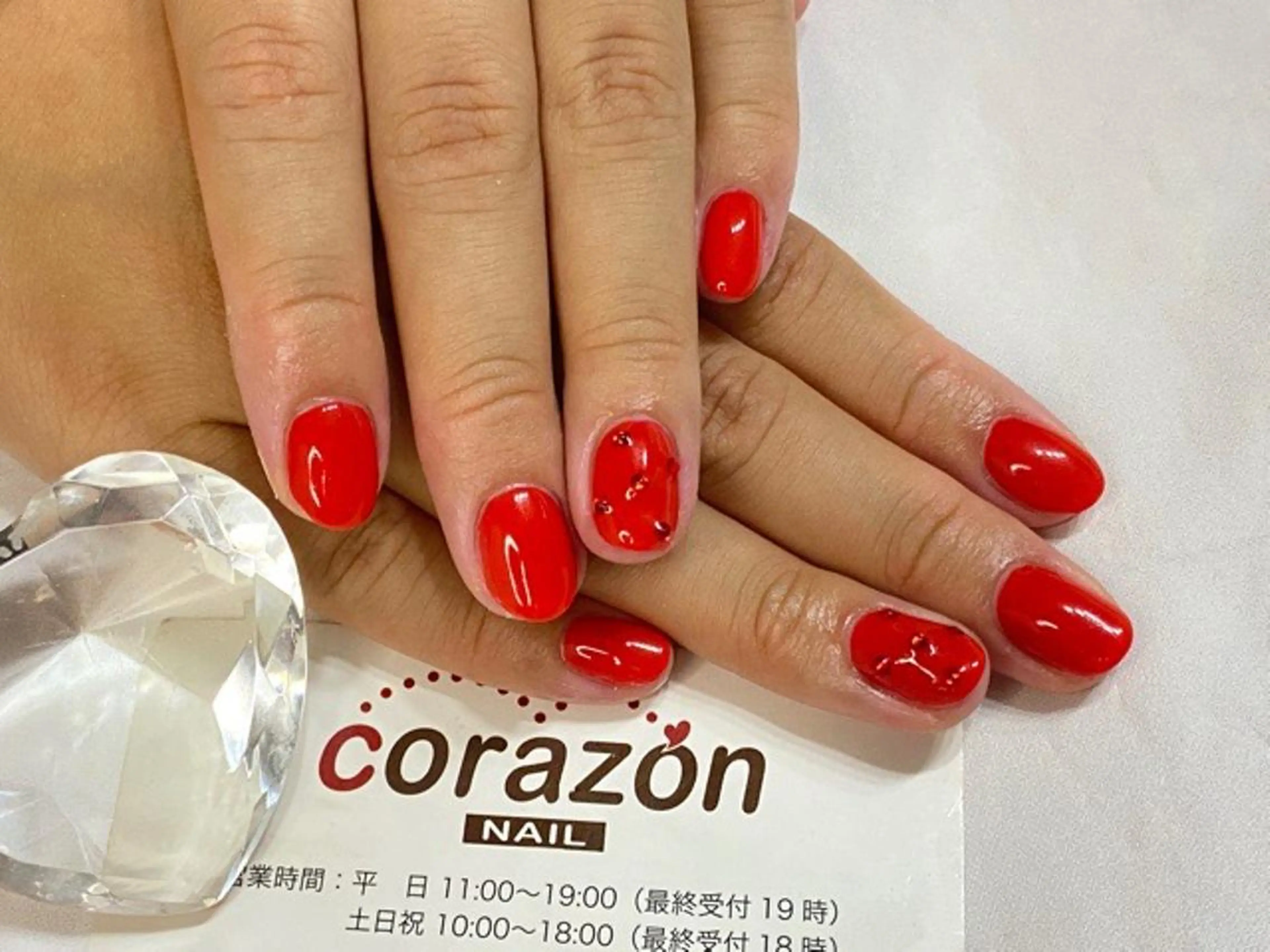 ネイル アートネイル ワンカラーネイル 赤色 ストーンネイル ハンドネイル フットネイル ハンドケア corazon所属・ネイリスト aicoのネイルデザイン