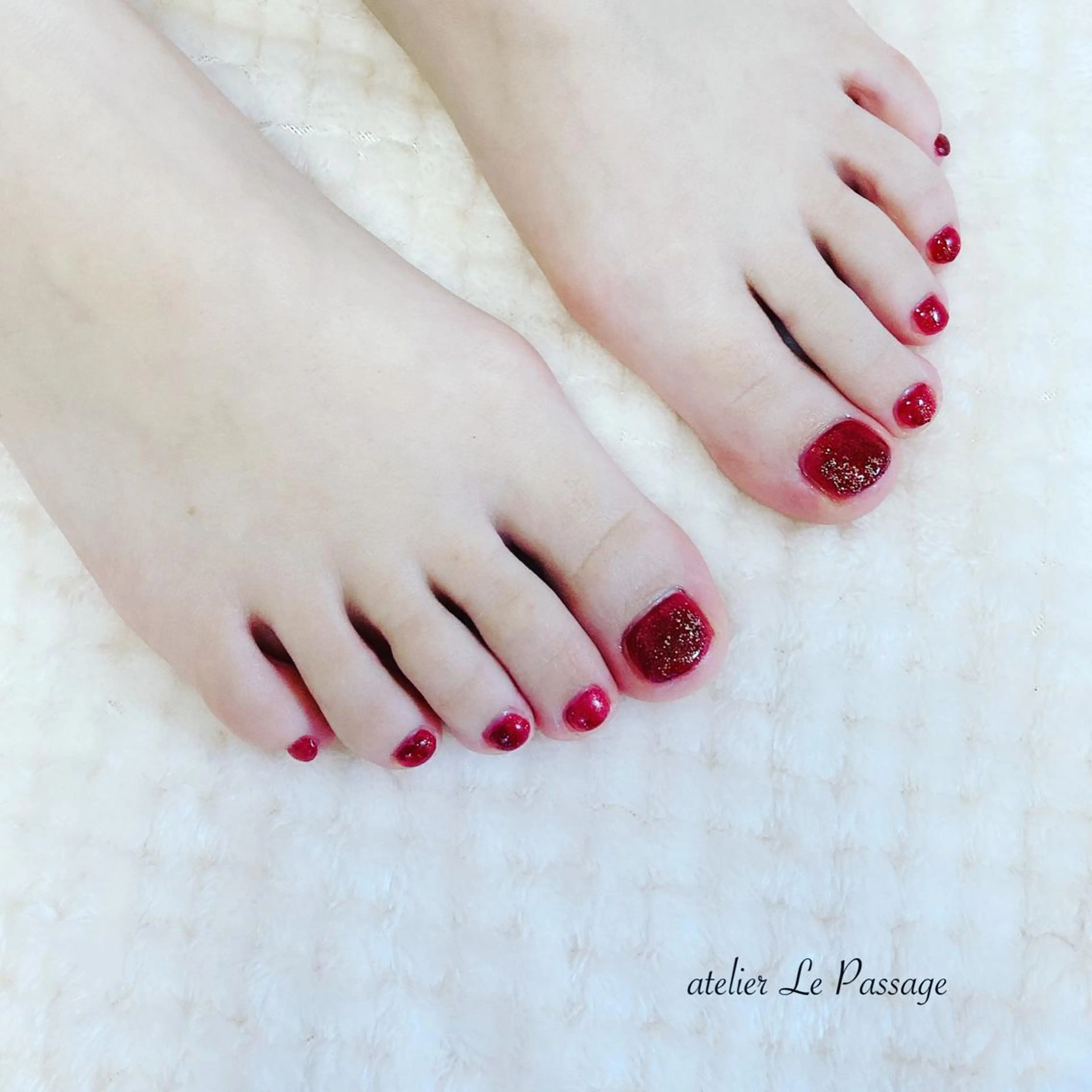 ネイル フットネイル ジェルネイル ラメ(グリッター) パラジェル 赤色 Atelier Le Passage所属・h nakatsukaのネイルデザイン