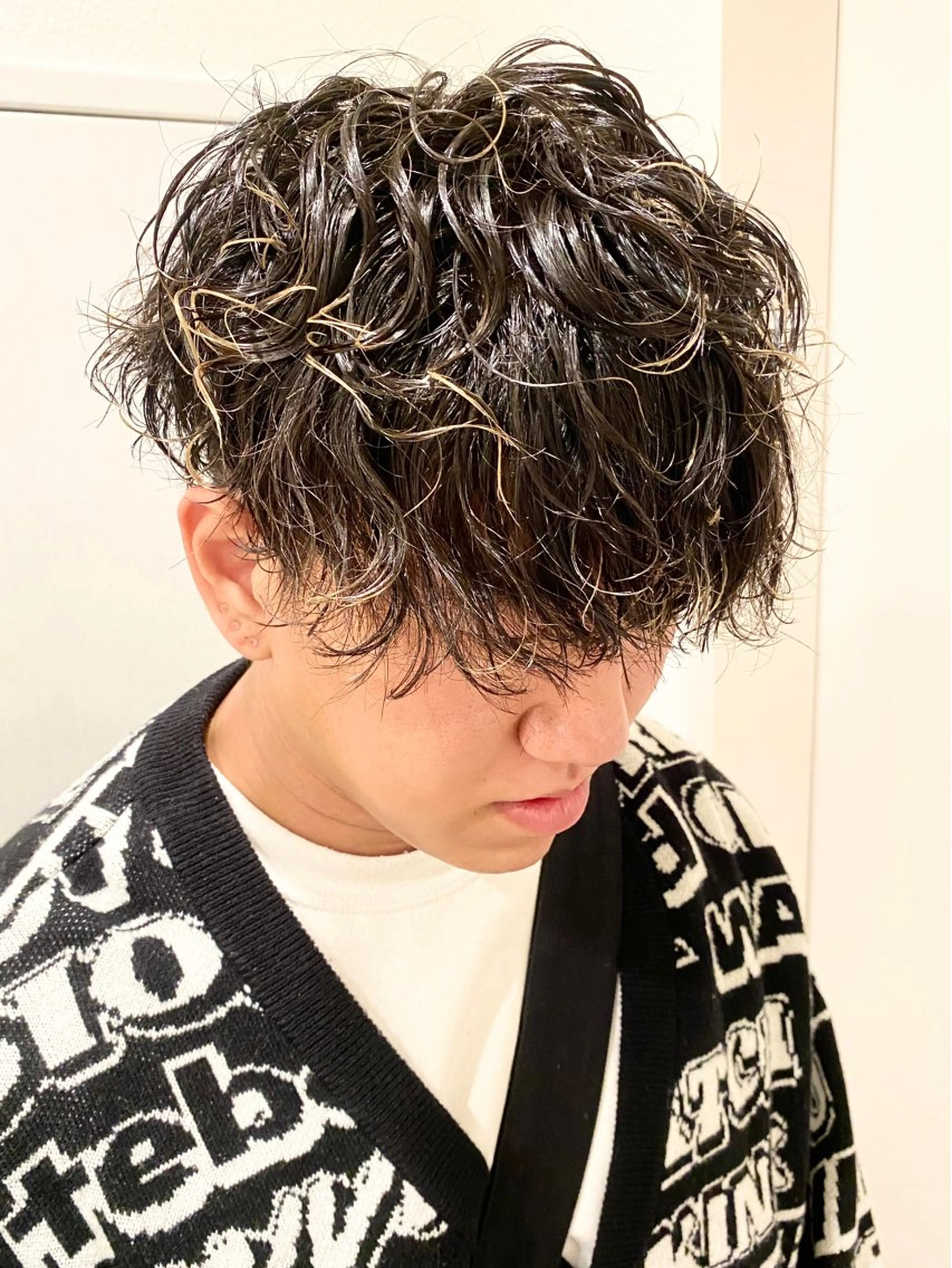 カラー パーマ メンズ メンズハイライト メンズパーマ 波巻きパーマ ハイライトカラー スパイラルパーマ カット ヘアカラー トリートメント 姫カット/レイヤー/ ハイトーン/池澤慎人のヘアスタイル