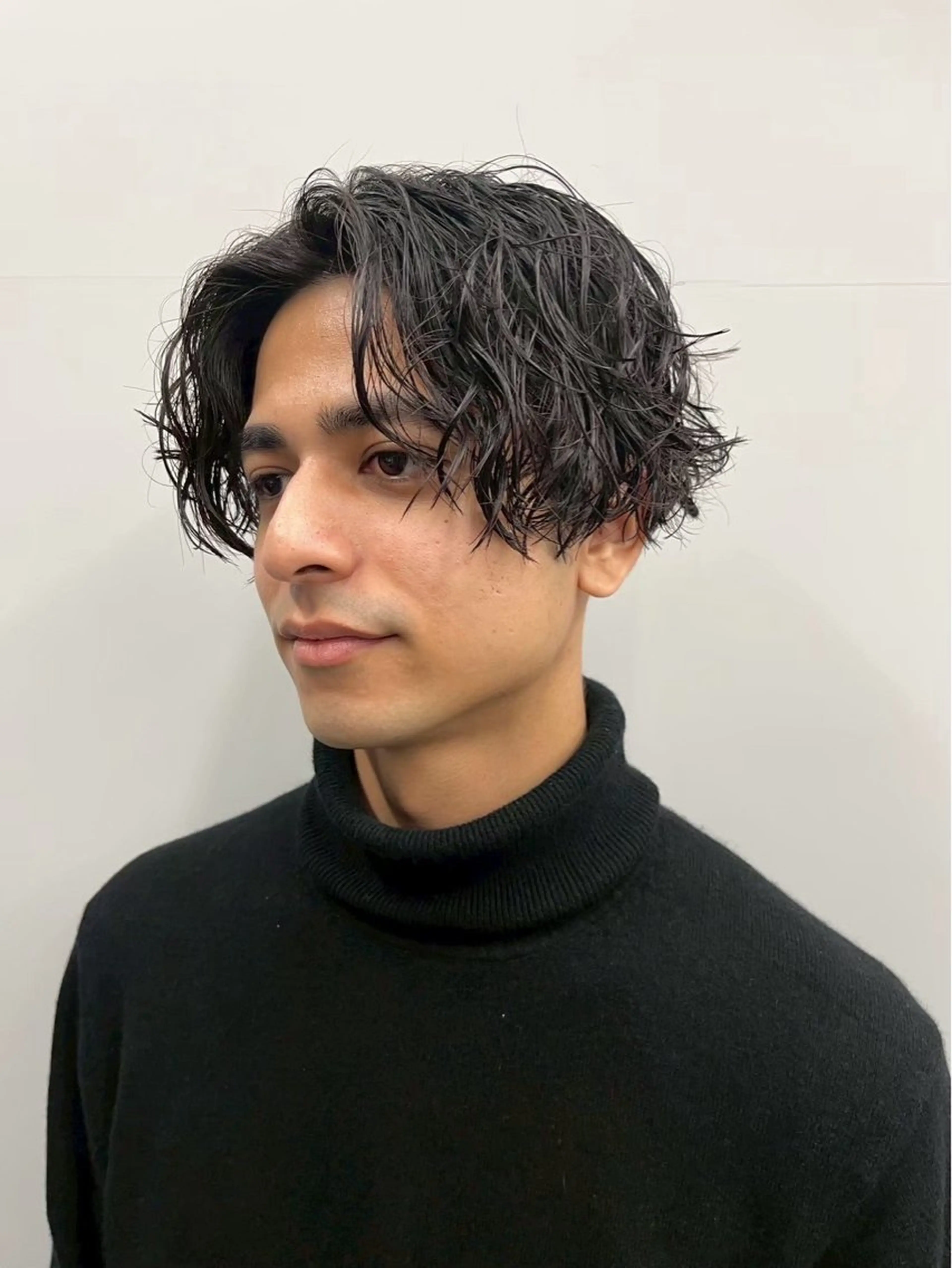 ミディアム パーマ メンズ ミディアムパーマ センターパート メンズパーマ 波巻きパーマ 坂本 響/メンズパーマのヘアスタイル