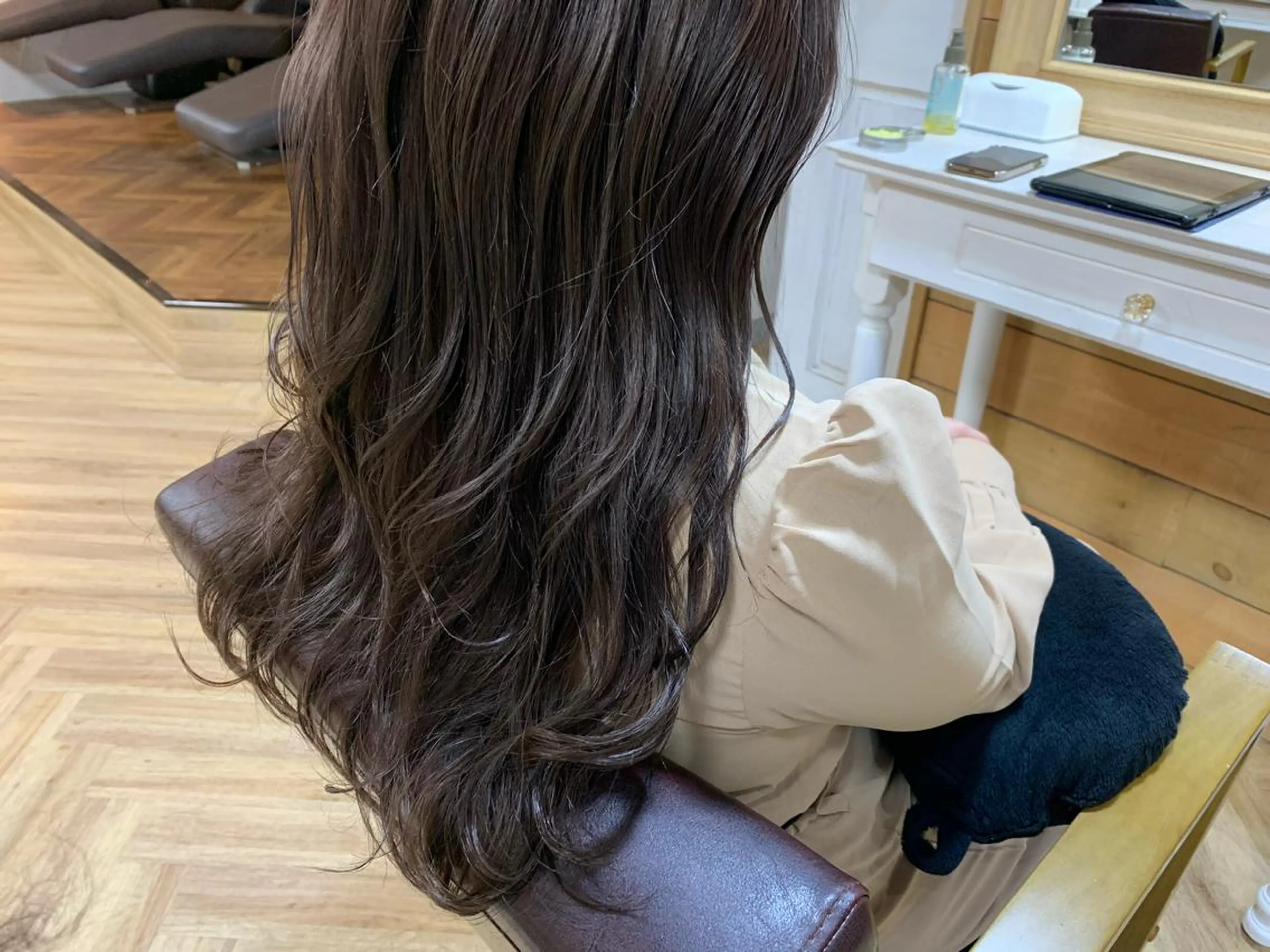 ロング カラー ベージュカラー ハイライトカラー ラベンダーカラー ラベンダーベージュ ハイライト カット ヘアカラー 【Uneユヌ】菊地 春那のヘアスタイル