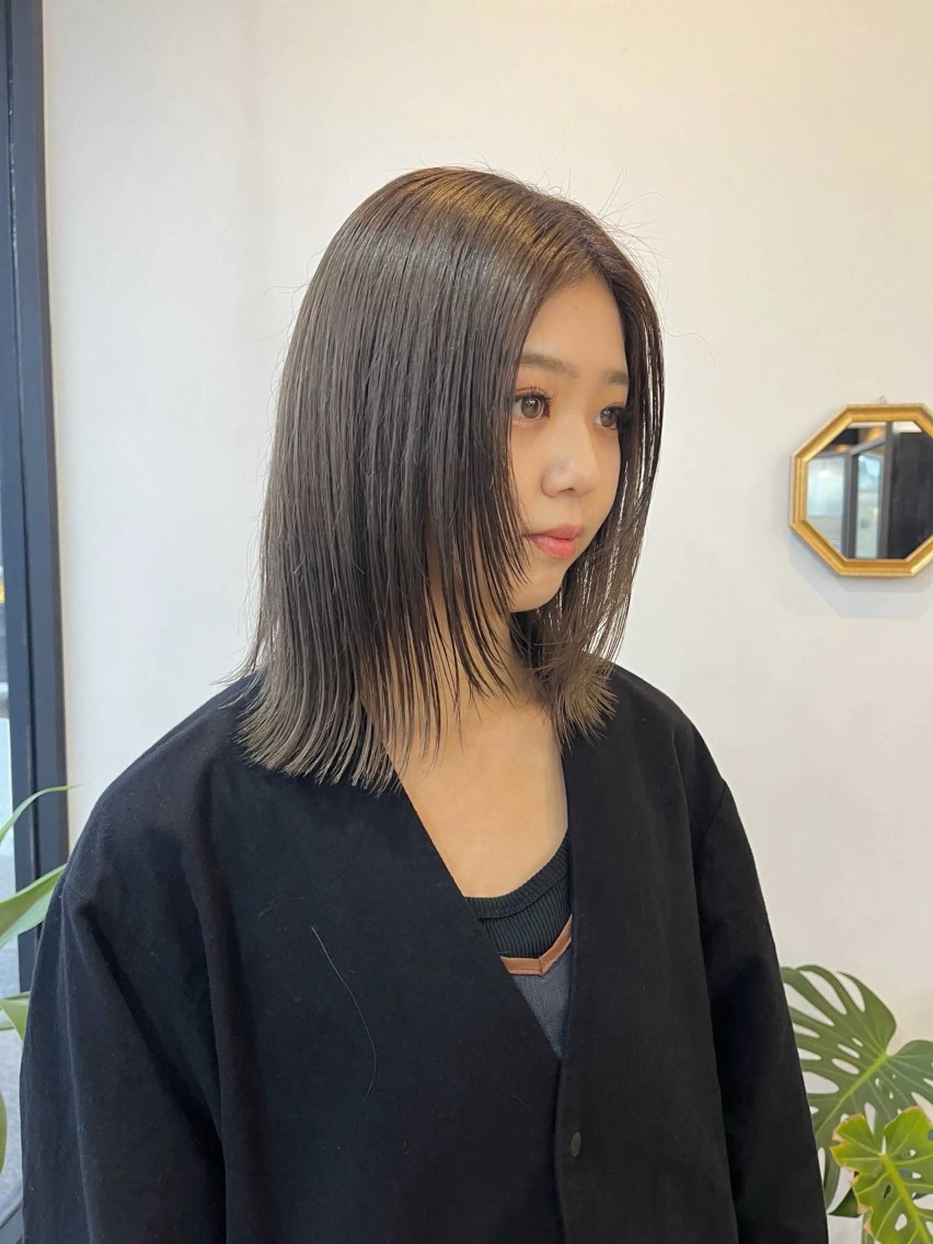 ミディアム 顔まわりレイヤー レイヤーカット 荒川泰輝 /オリーブカラーのヘアスタイル