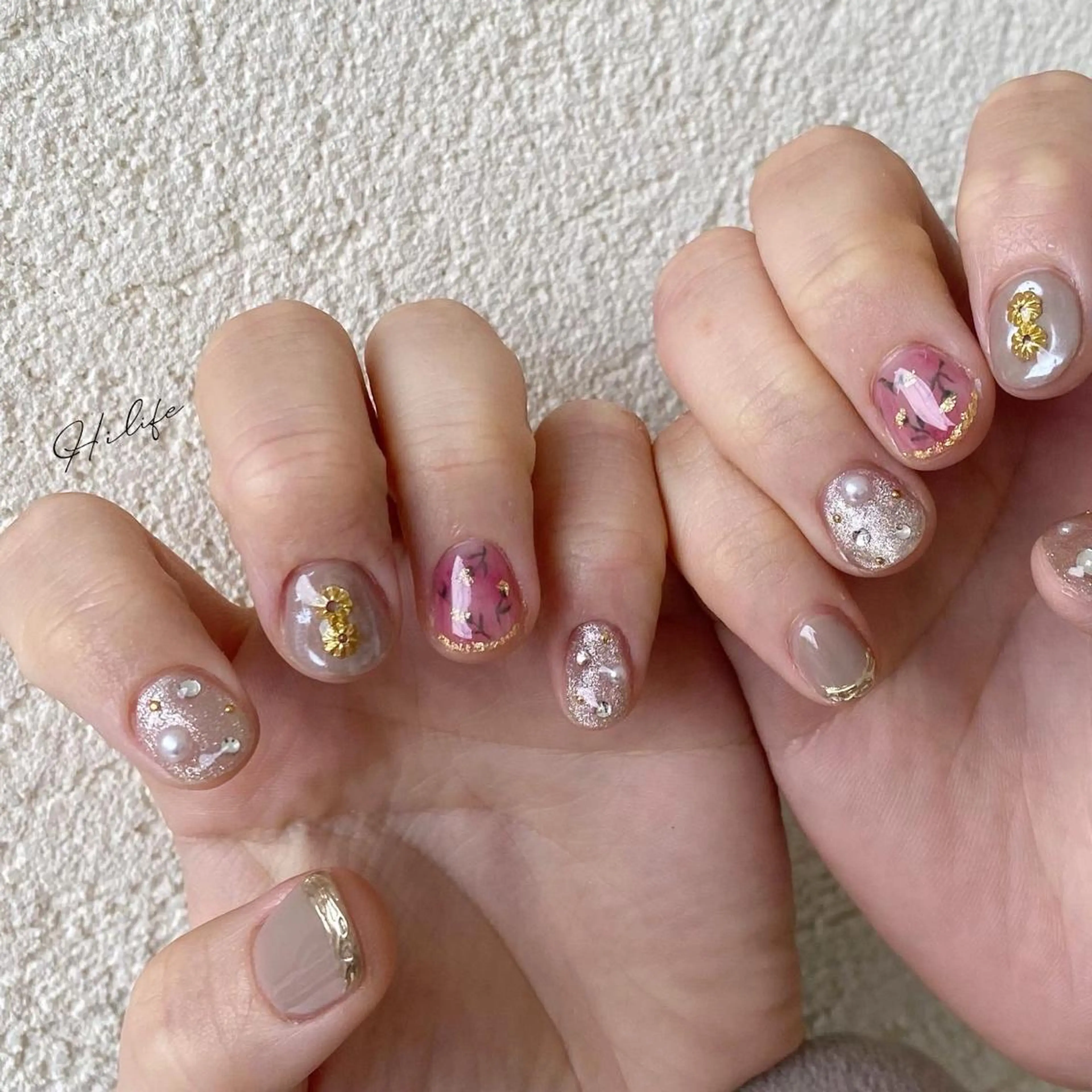 ネイル ゴールド キラキラネイル ネイルチップ ハンドネイル Nail Adore.のネイルデザイン