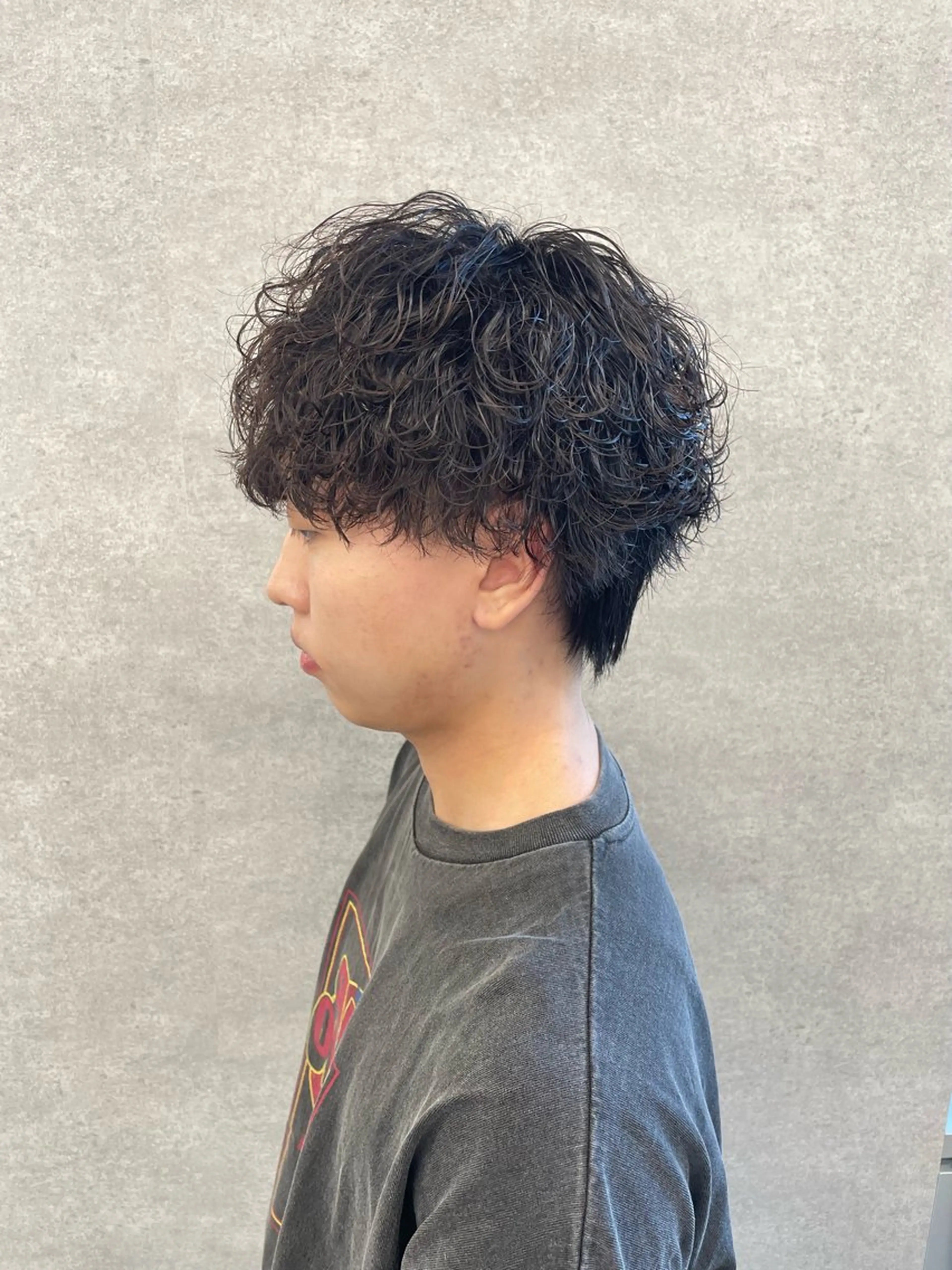 ショート カラー パーマ ヘアアレンジ メンズ センターパート メンズハイライト メンズハイトーン マッシュウルフ マッシュ カット パーマ トリートメント ヘッドスパ ヘアセット スパイキー/フェザー /波巻き/かいとのヘアスタイル