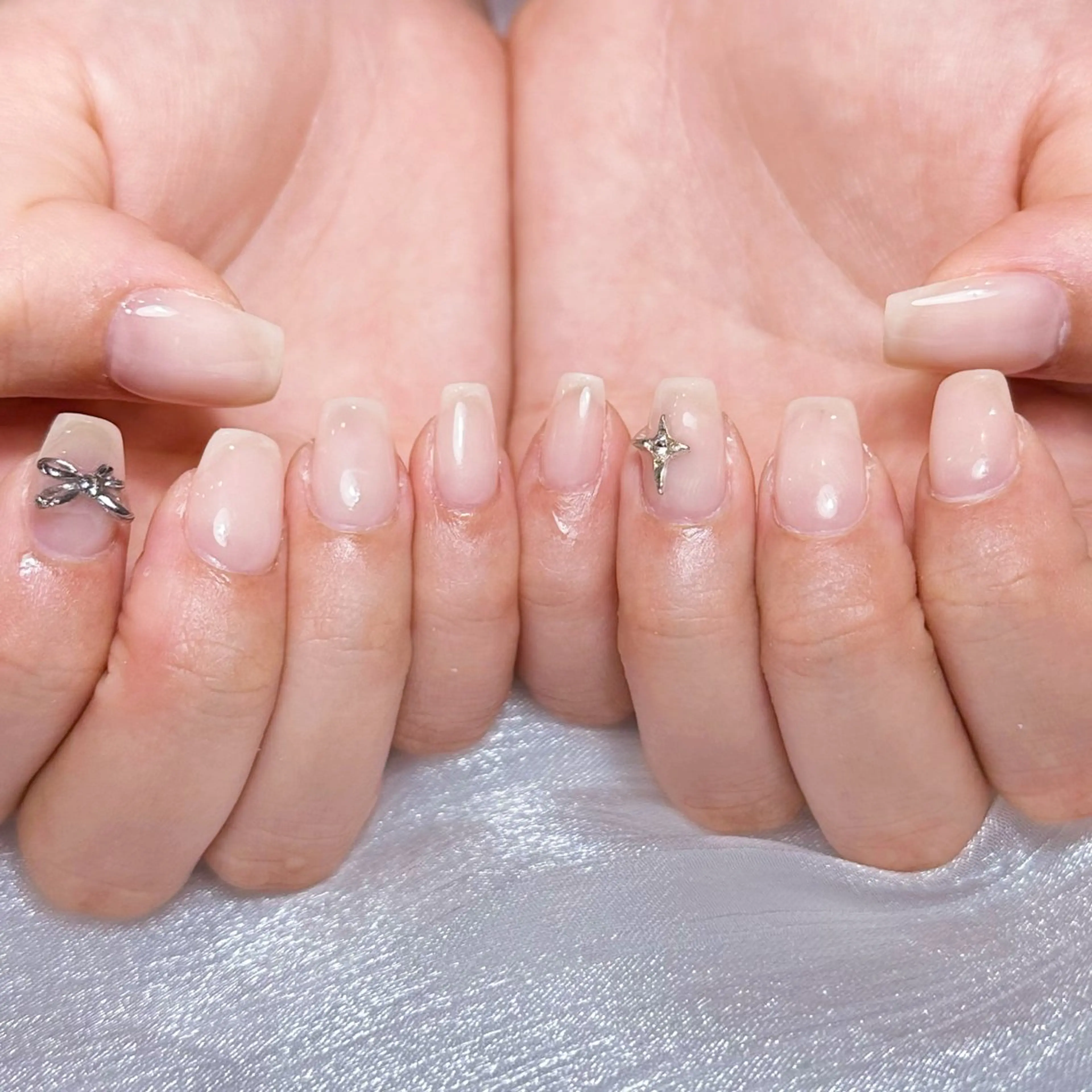 ネイル アートネイル オーロラネイル ガーリー キラキラネイル 韓国ネイル ハンドネイル yu ri 🌹のネイルデザイン