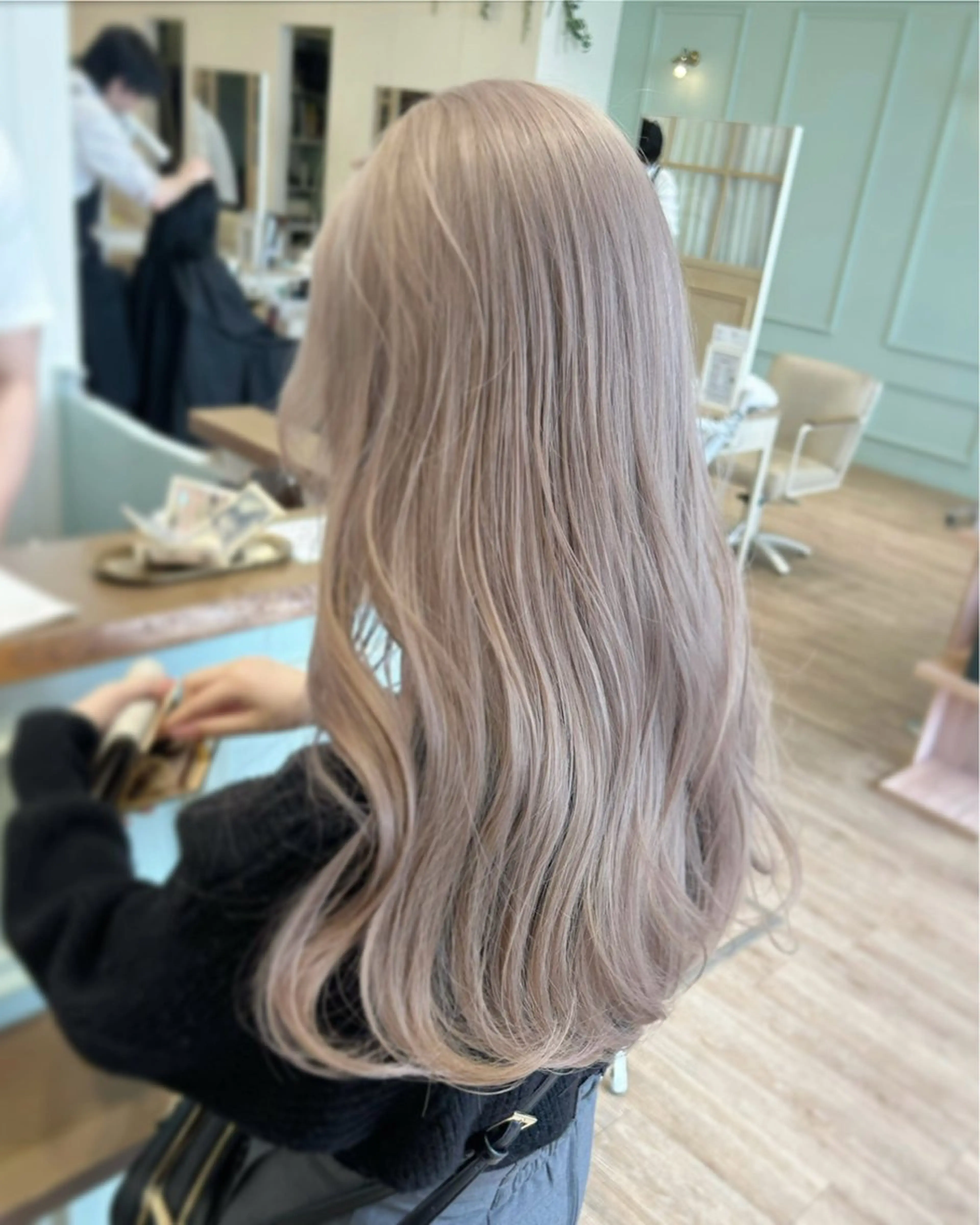 ロング カラー ベージュカラー ホワイトベージュ ケアブリーチ 坪井佑樹のヘアスタイル