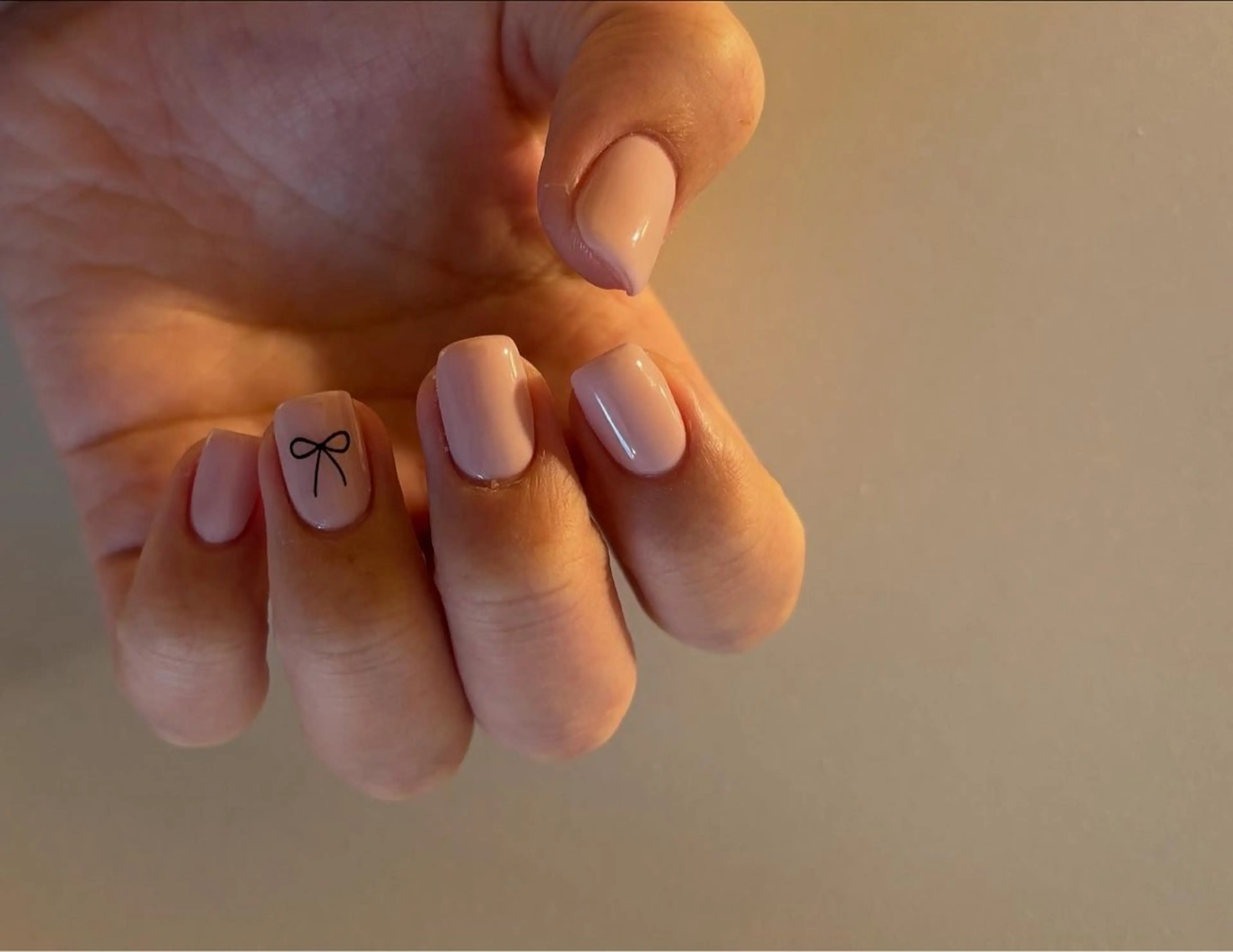 ネイル ピンク リボン Elio所属・Elio 国泰寺のネイルデザイン