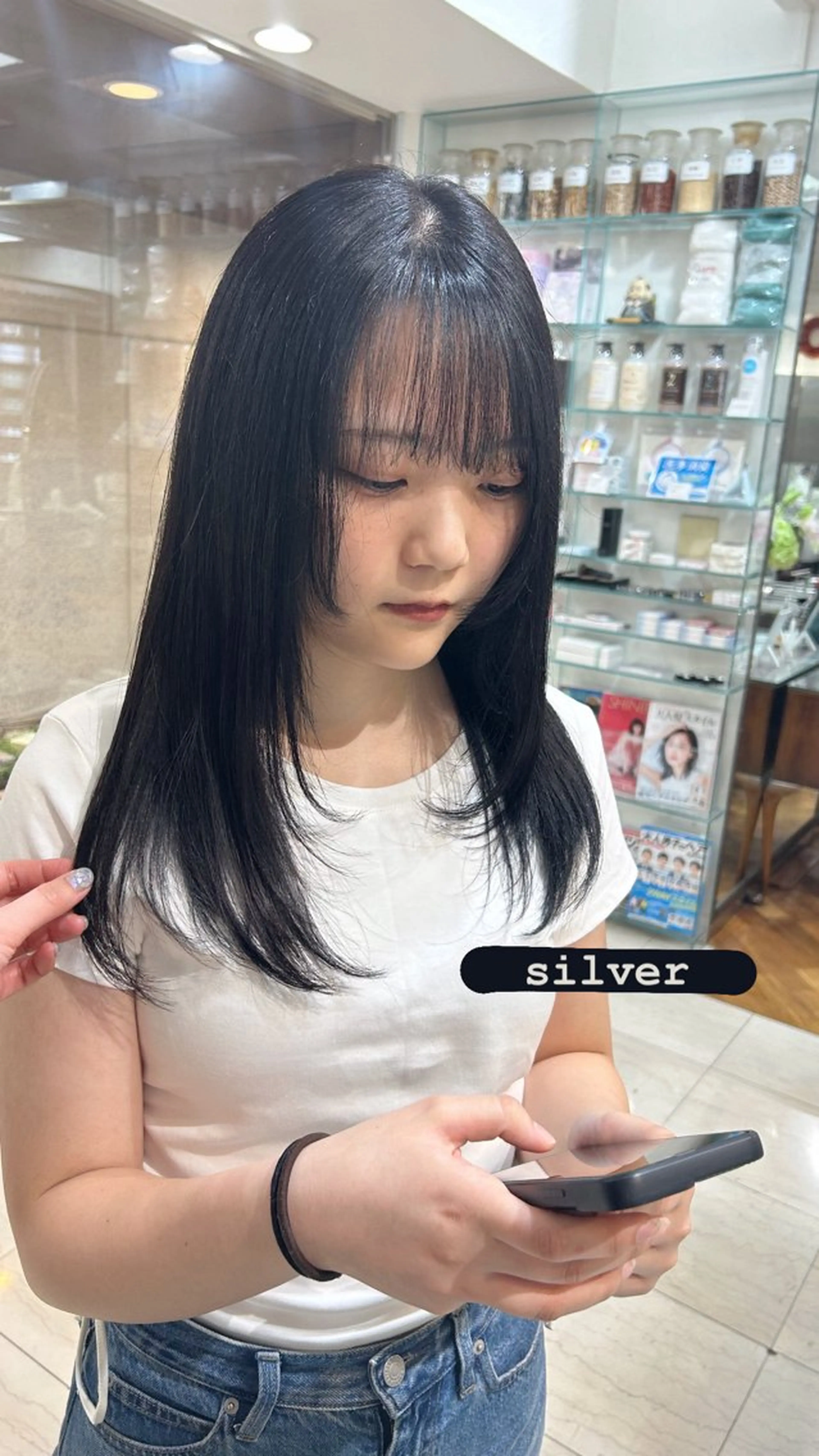 ロング カラー 透明感カラー シルバー ありむらもえ/ インナーカラーのヘアスタイル